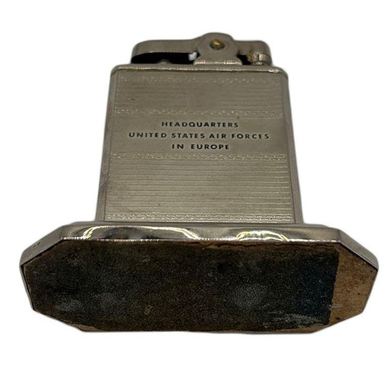 Lampe de table Schwarzer Bock Logde d'après-guerre avec gravure USAFE Bon état - En vente à Van Nuys, CA