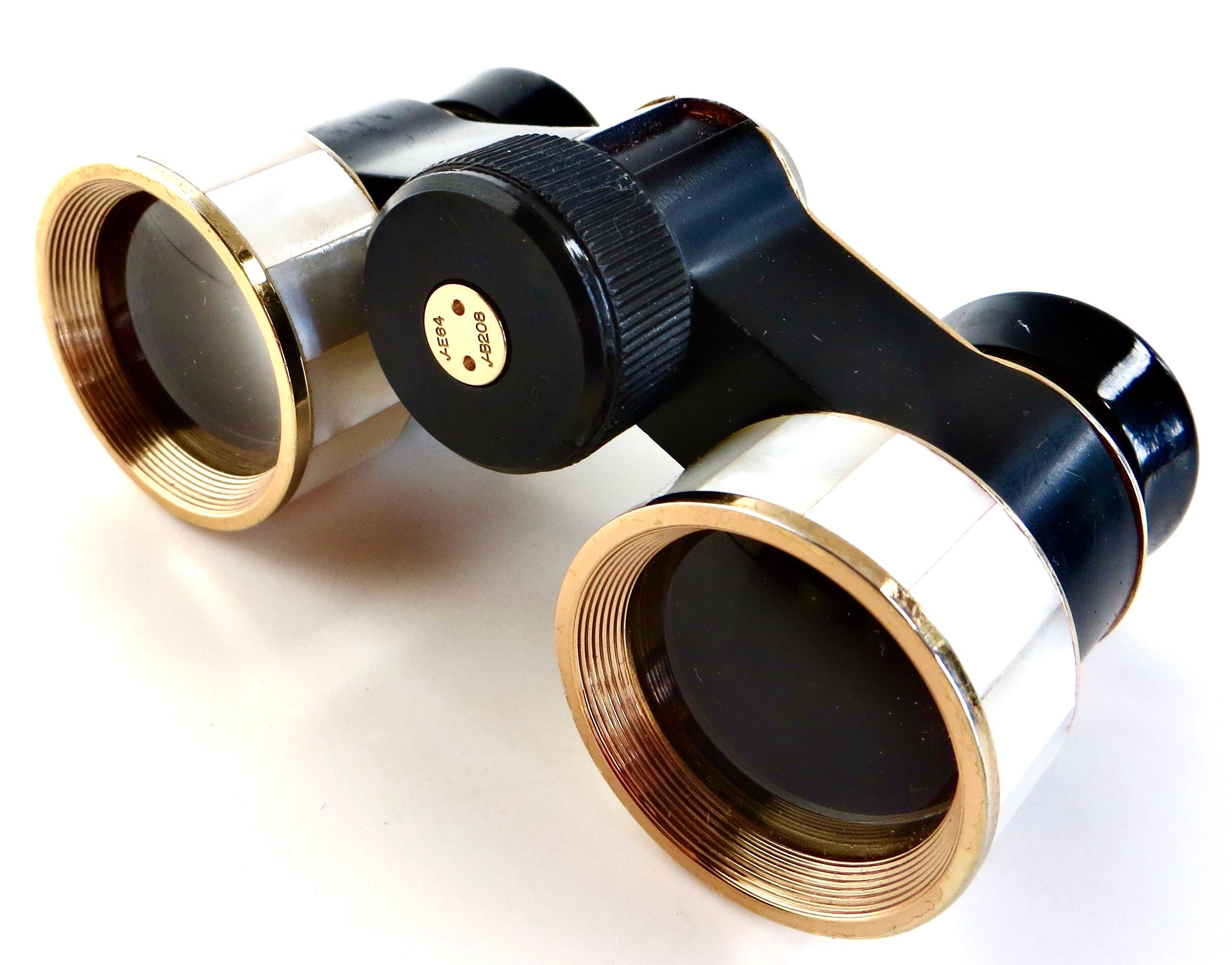 Lunettes d'opéra de très bonne précision fabriquées au milieu du 20e siècle au Japon (marquées) ; elles sont encore utilisables aujourd'hui et fonctionnent très bien. Bien que classées dans la catégorie des 