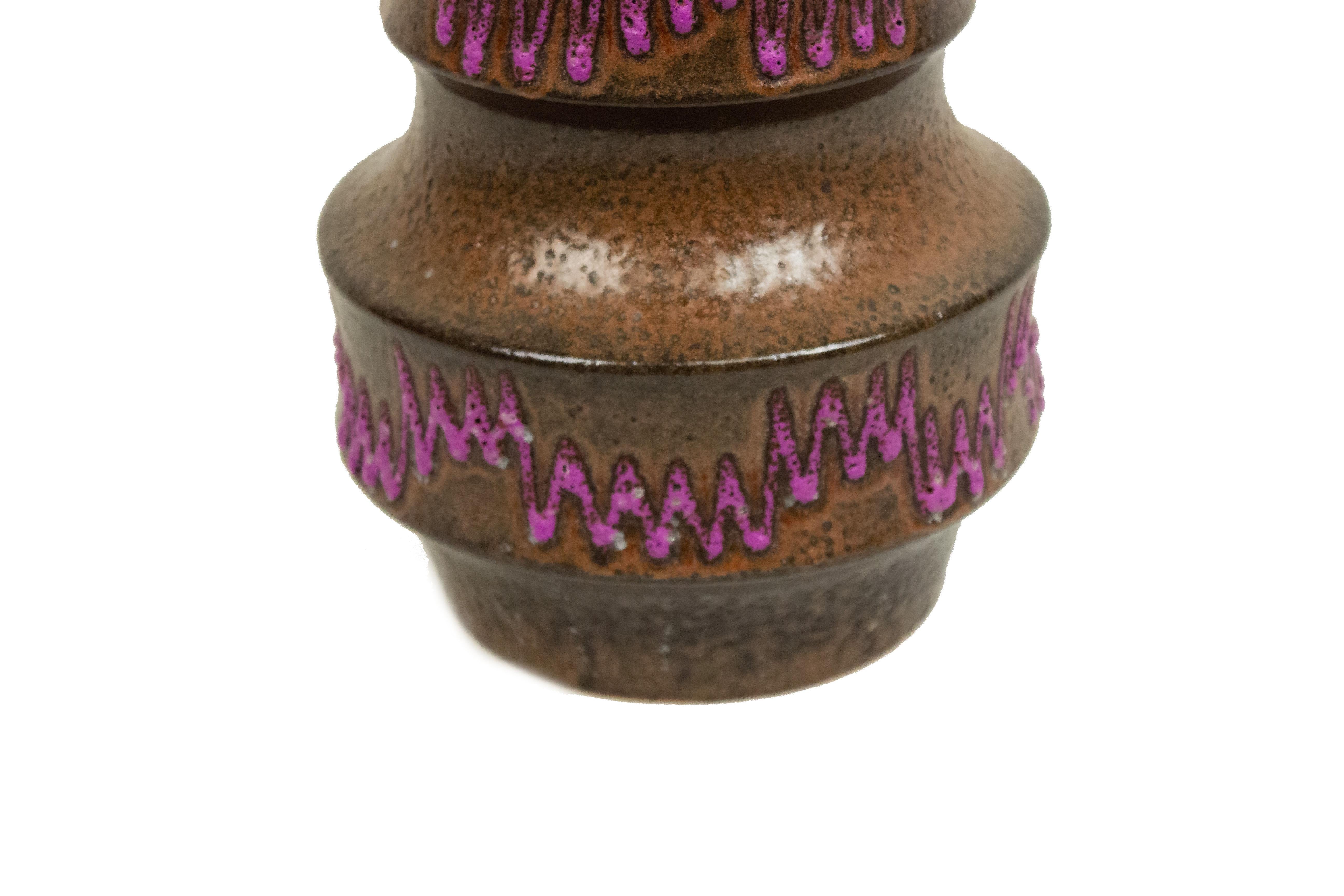 Vaso Zig Zag in ceramica viola Scheurich del dopoguerra In condizioni buone in vendita a Queens, NY