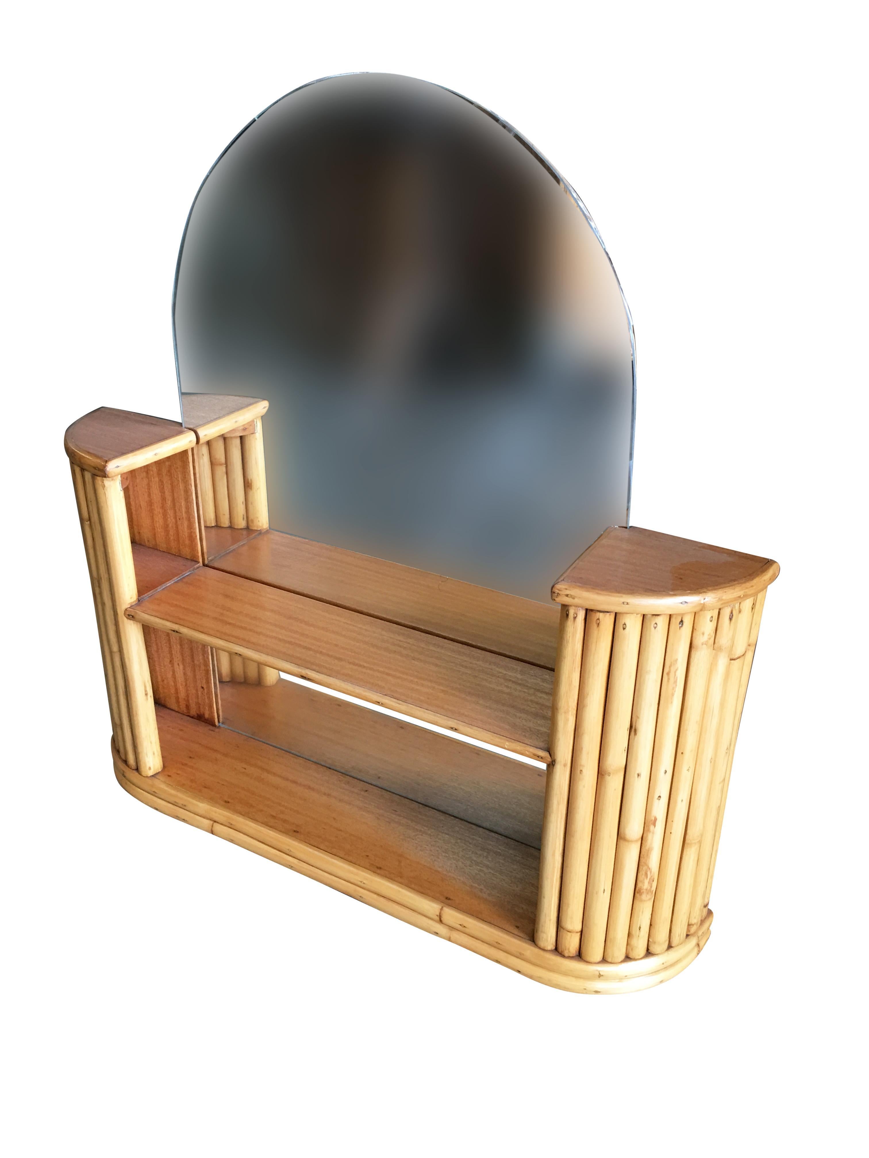 Specchio da tavolo in rattan del dopoguerra con scaffale a due livelli incorporato. Perfetto per una vanità. 

Restaurato a nuovo per te.

Acquistiamo e vendiamo solo i migliori e più raffinati mobili in rattan realizzati dai migliori e più noti