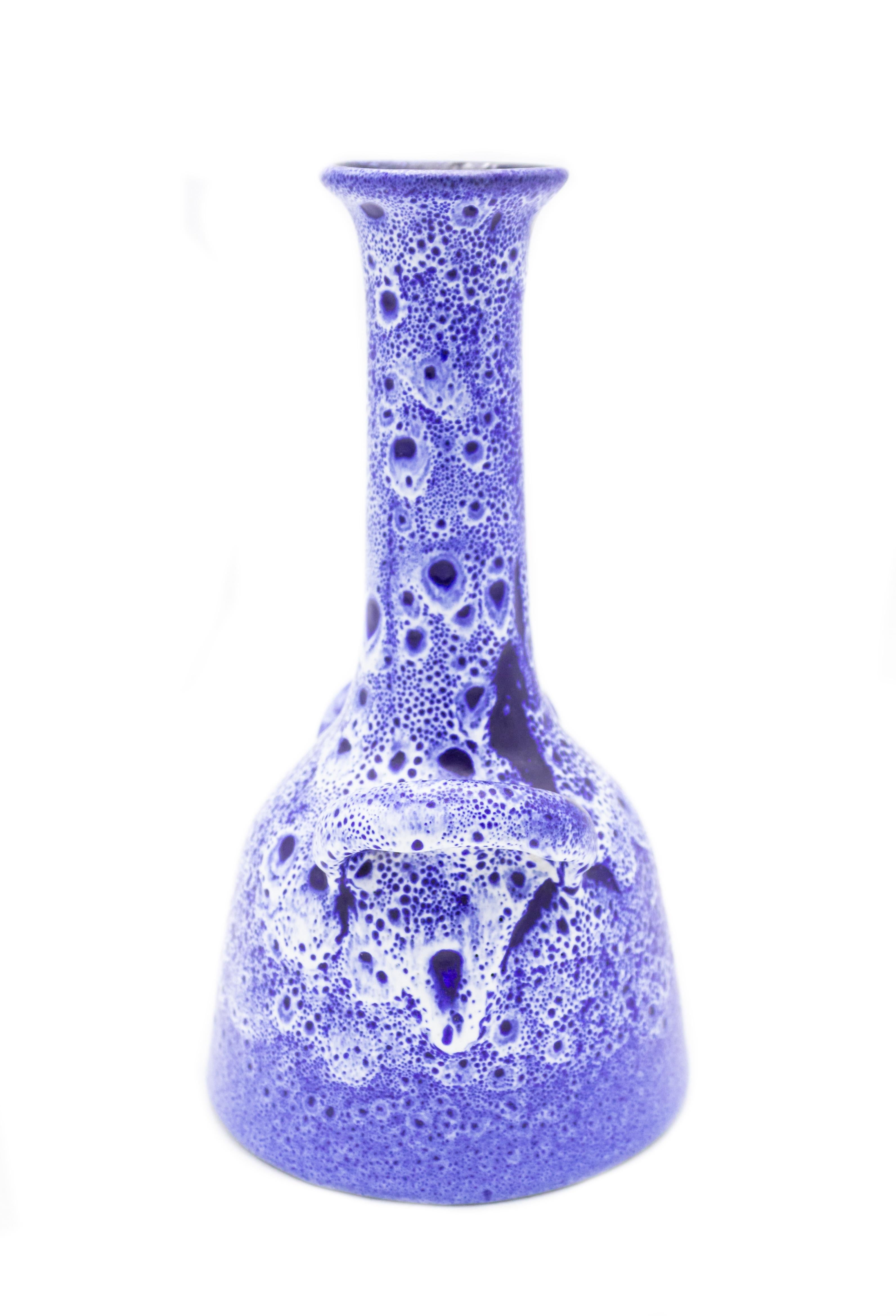 Moderne Vase en céramique bleue de l'Allemagne de l'Ouest d'après-guerre avec poignées en vente