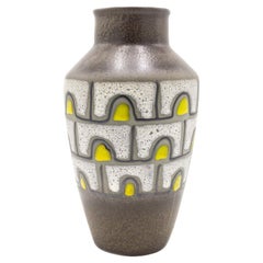 Vaso marrone e giallo della Germania Ovest del dopoguerra
