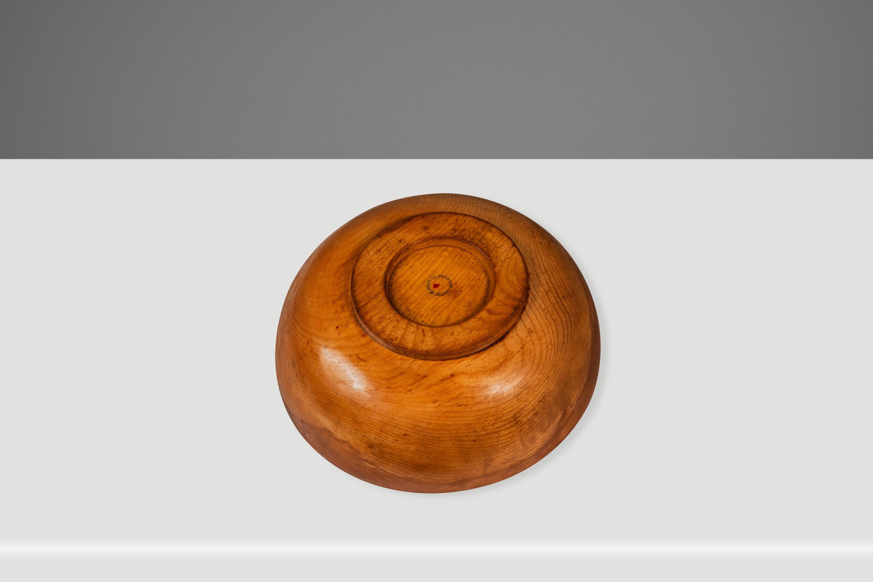 Gedrechselte Servierschale aus massivem Hinoki-Zedernholz aus der Nachkriegszeit, besetztes Japan, um 1940 (Japanisch) im Angebot