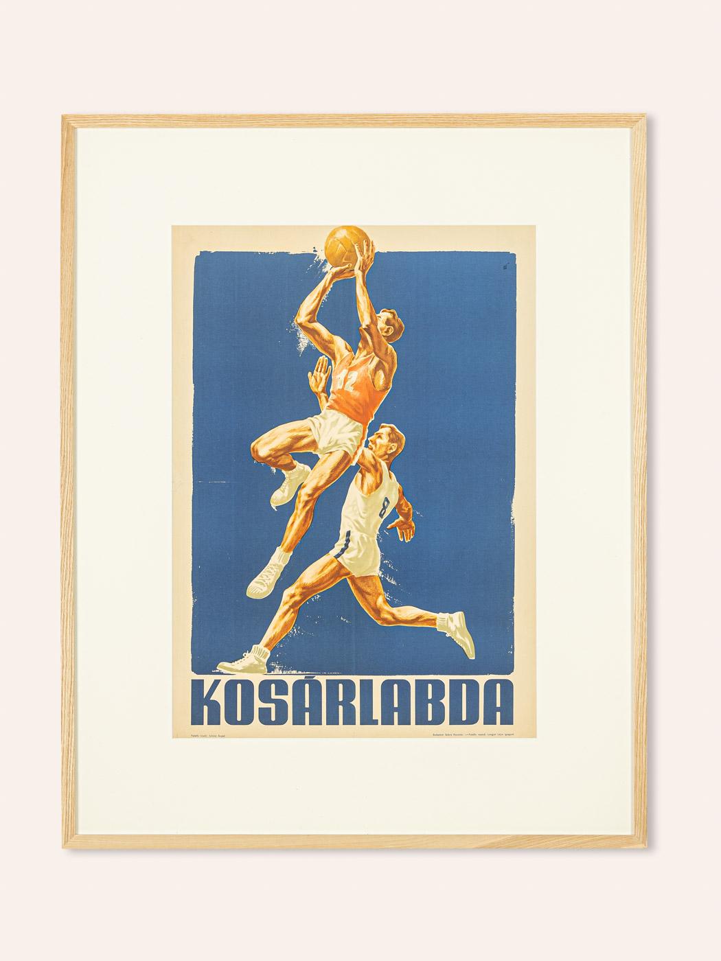 Originales Vintage-Sportplakat für die Basketball-Europameisterschaft 1955 in Ungarn. Wunderschönes Kunstwerk eines unbekannten Künstlers. Gerahmt mit einem Passepartout in einem Eschenholzrahmen hinter entspiegeltem Acrylglas. 

 Größe ohne Rahmen: