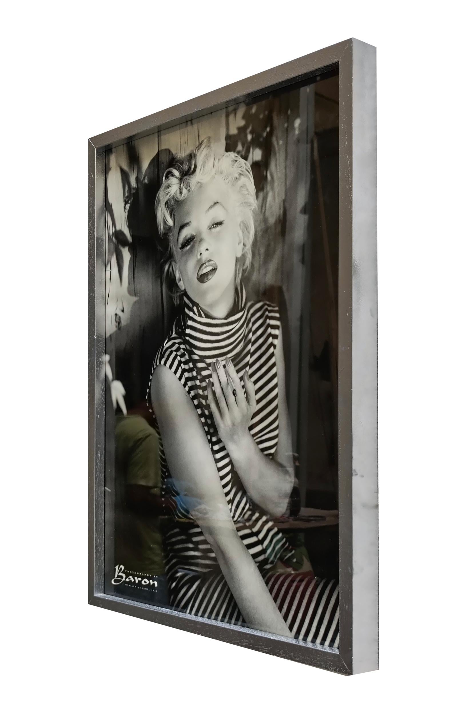 Schwarz-Weiß-Poster von Marylin Monroe Gedruckt von Emilio Modric Editore, Italien 1980er Jahre nach einem Foto von Baron aus dem Jahr 1954. Matt verchromtes Metallgestell.