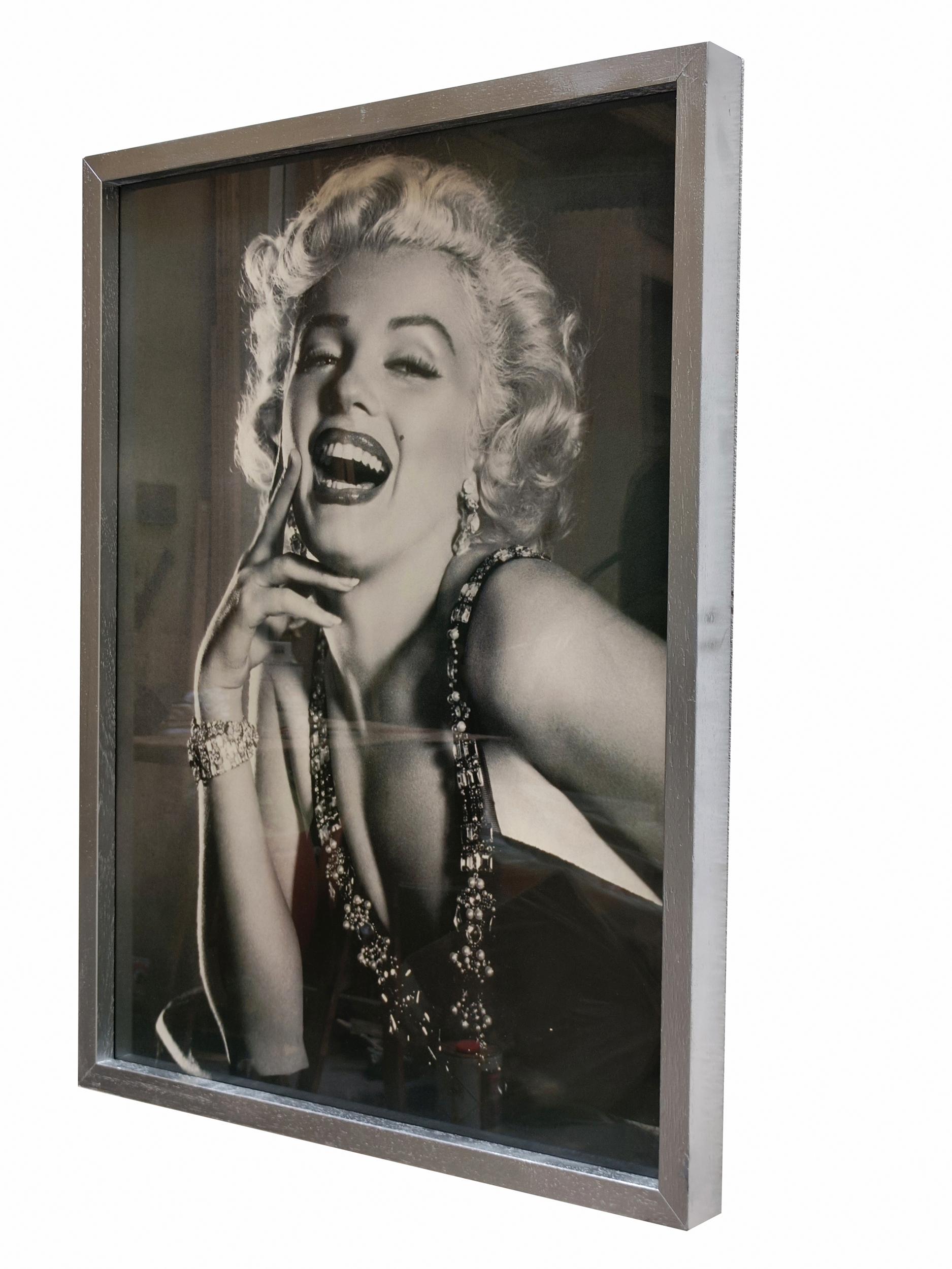 Schwarz-Weiß-Poster von Marylin Monroe Gedruckt von Emilio Modric Editore, Italien 1980er Jahre nach einem Foto des Fotografen Baron von 1954. Matt verchromtes Metallgestell.