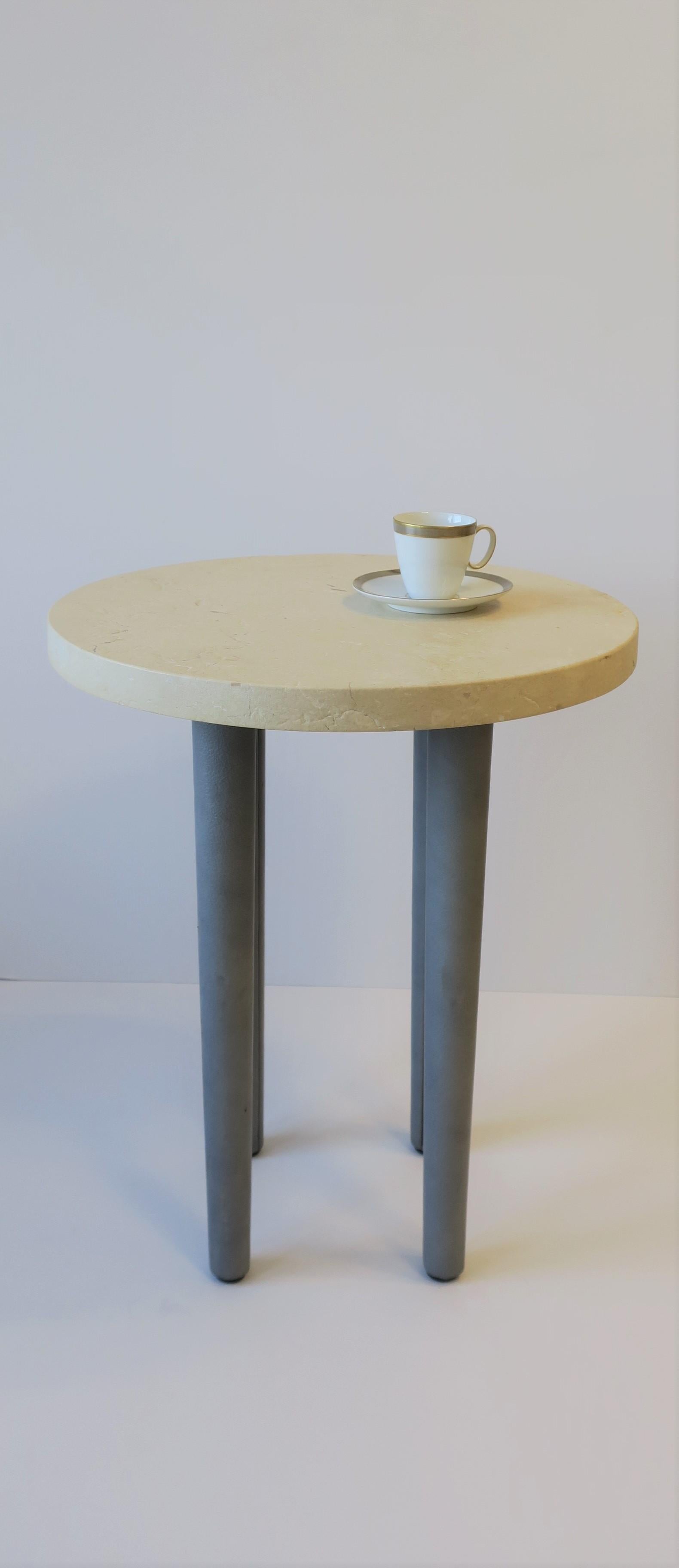 20ième siècle Table d'appoint ou à boire ronde postmoderne en pierre et cuir en vente