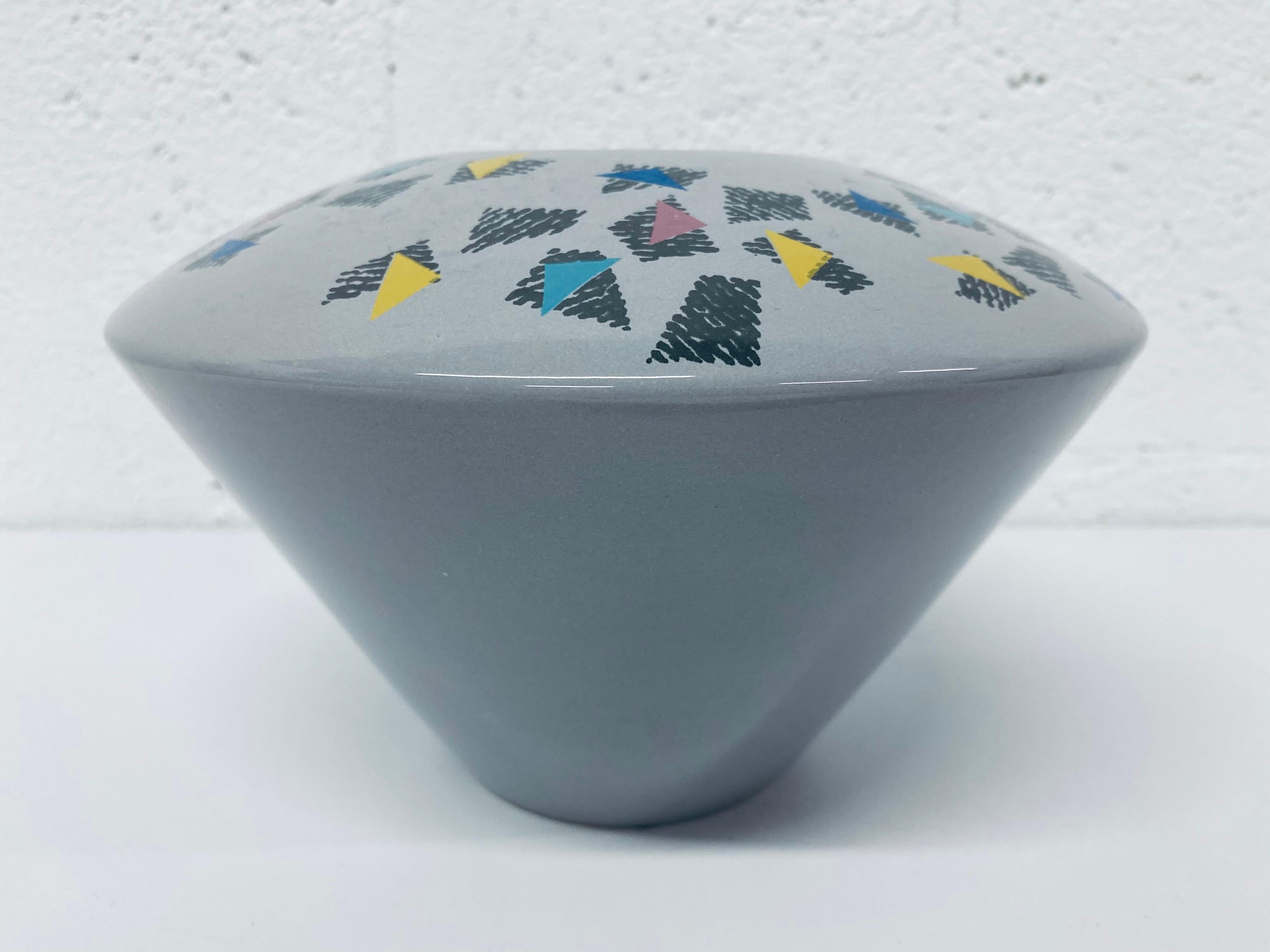 Postmoderne geometrische Keramikvase, signiert Baldelli (Italienisch) im Angebot