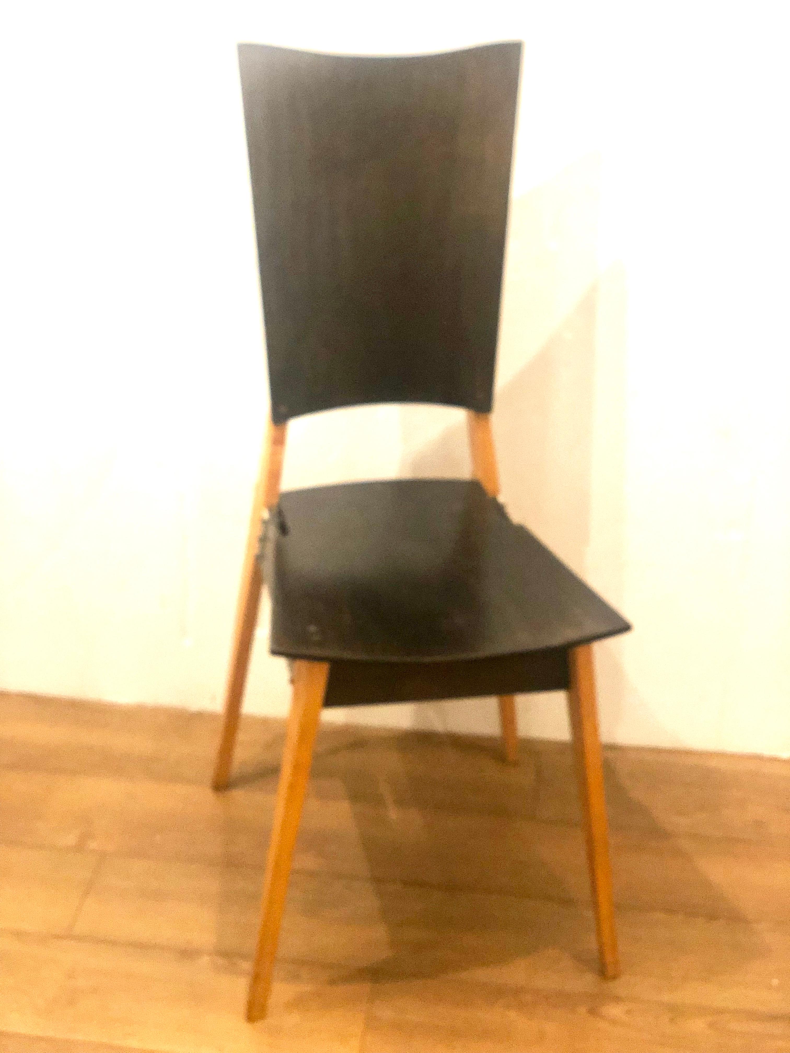 Belle table et chaises à 3 pieds conçues par Randy castellan 1994, pour Makea Studio, signées en bas, grand design industriel, en contreplaqué, bon état d'origine, tout fait à la main. La table fait 30 pouces de diamètre et 29 pouces de hauteur.