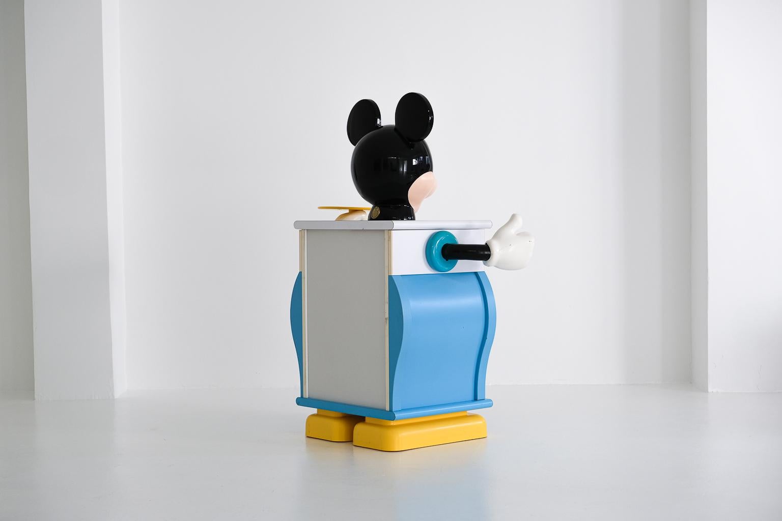 Fin du 20e siècle Commode Postmoder Mickey Mouser de Pierre Colleu pour Disney par Starform en vente