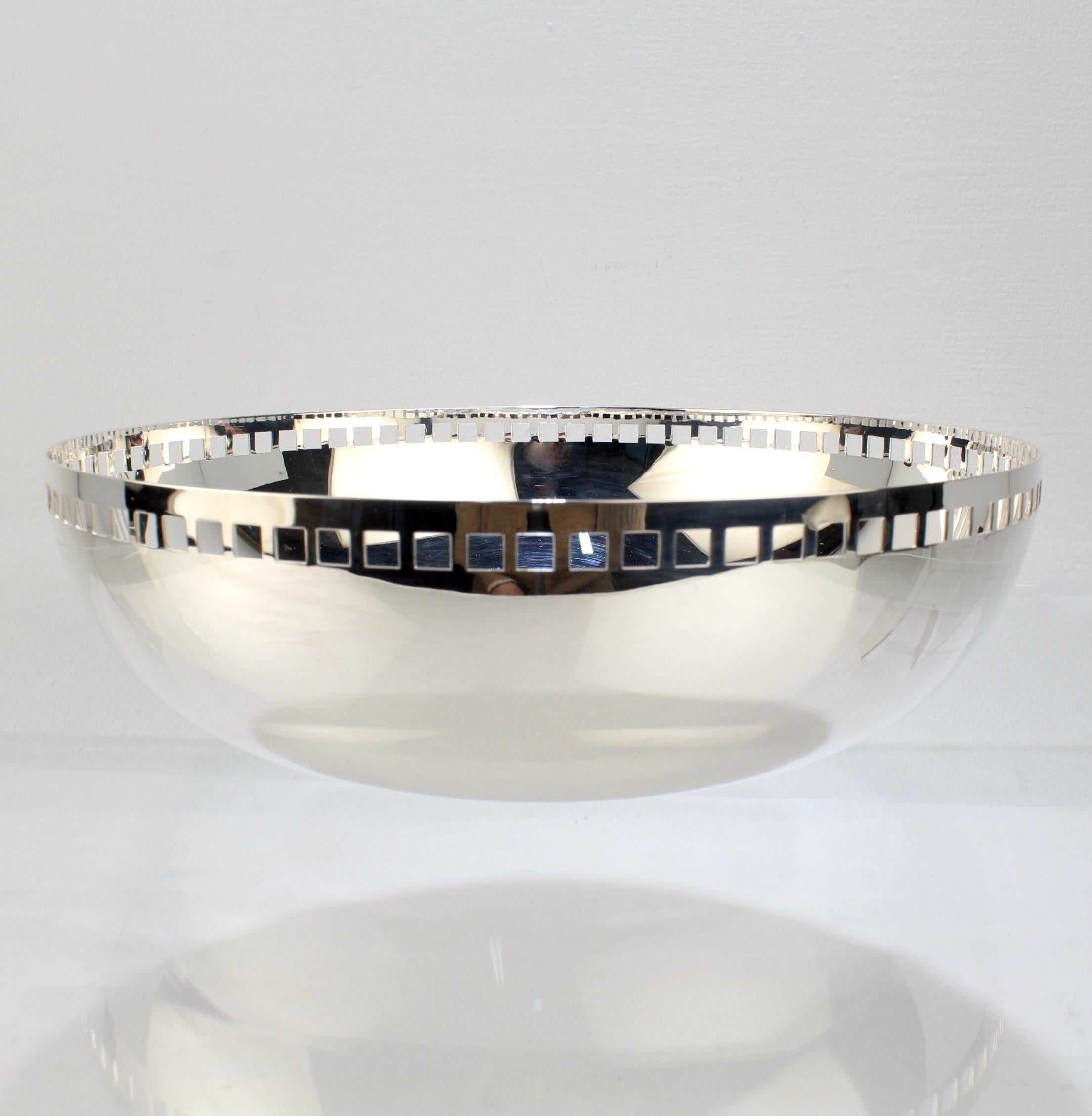 Offered here for your consideration is a fine silver plated fruit bowl.

Additional Details:
Model no. 3052.

Designed by Richard Meier for Swid Powell.

Swid Powell was the highly acclaimed New York City based tableware company founded by Nan Swid