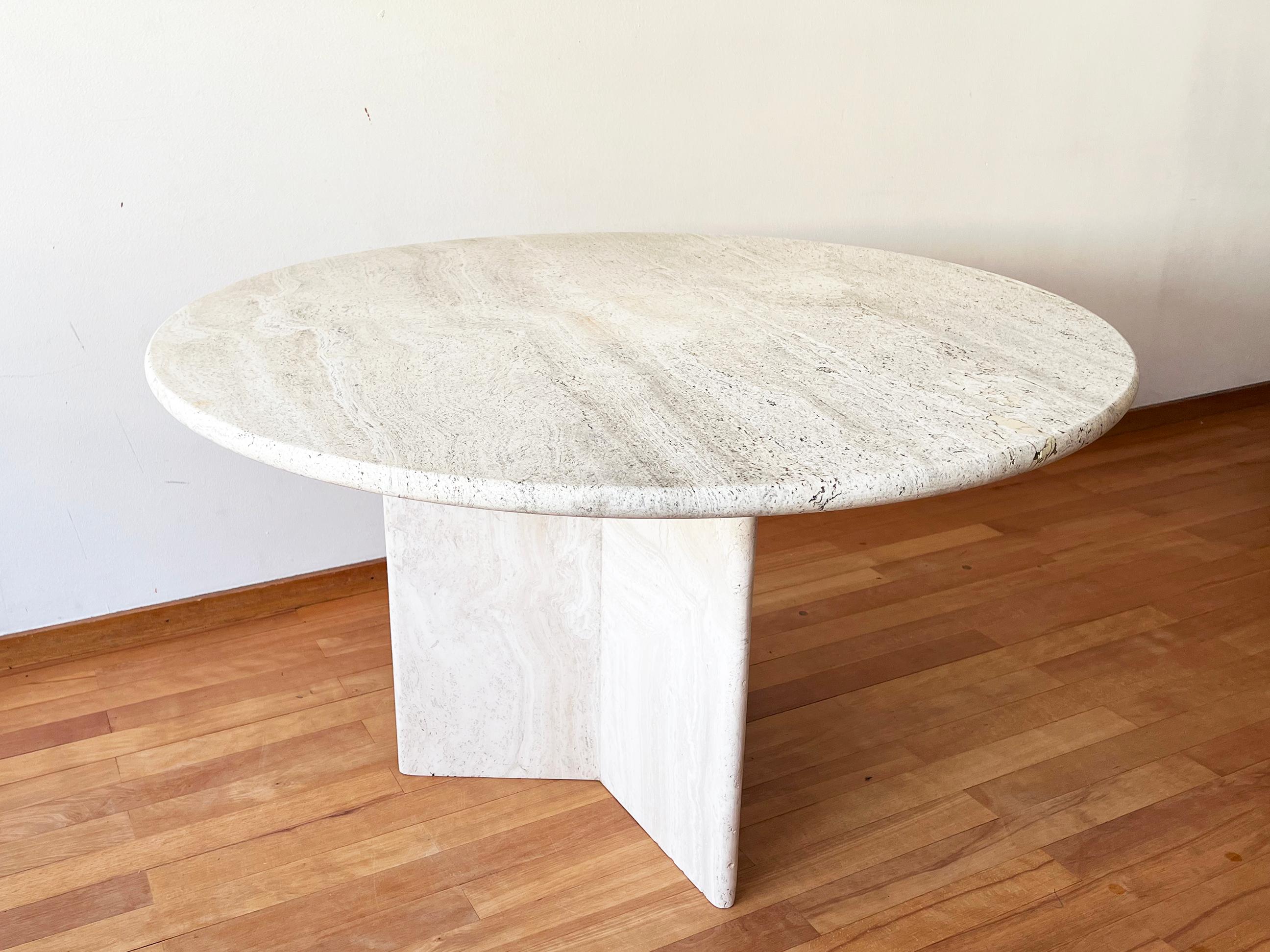 Postmodern 1970s Cream Off White Round Travertine Dining Table, Pedestal Base In Good Condition For Sale In Basel, BS