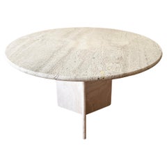 Postmoderne 1970 Crème Off-White Table de salle à manger ronde en travertin, base Pedestal
