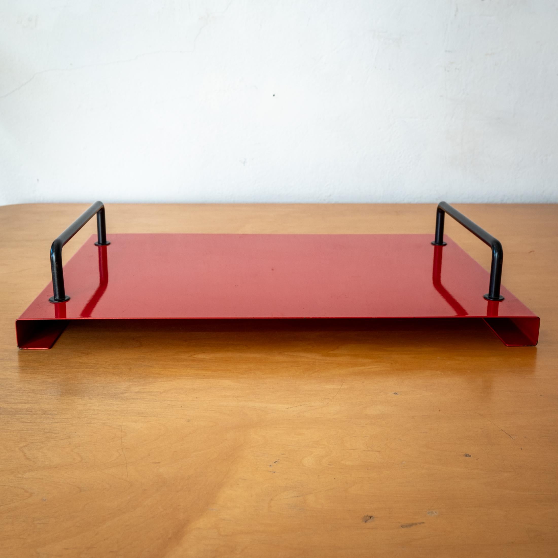 Vassoio da portata post-moderno in metallo rosso. Costruzione di alta qualità, realizzata con acciaio spesso. Realizzato in Italia. 1980s.