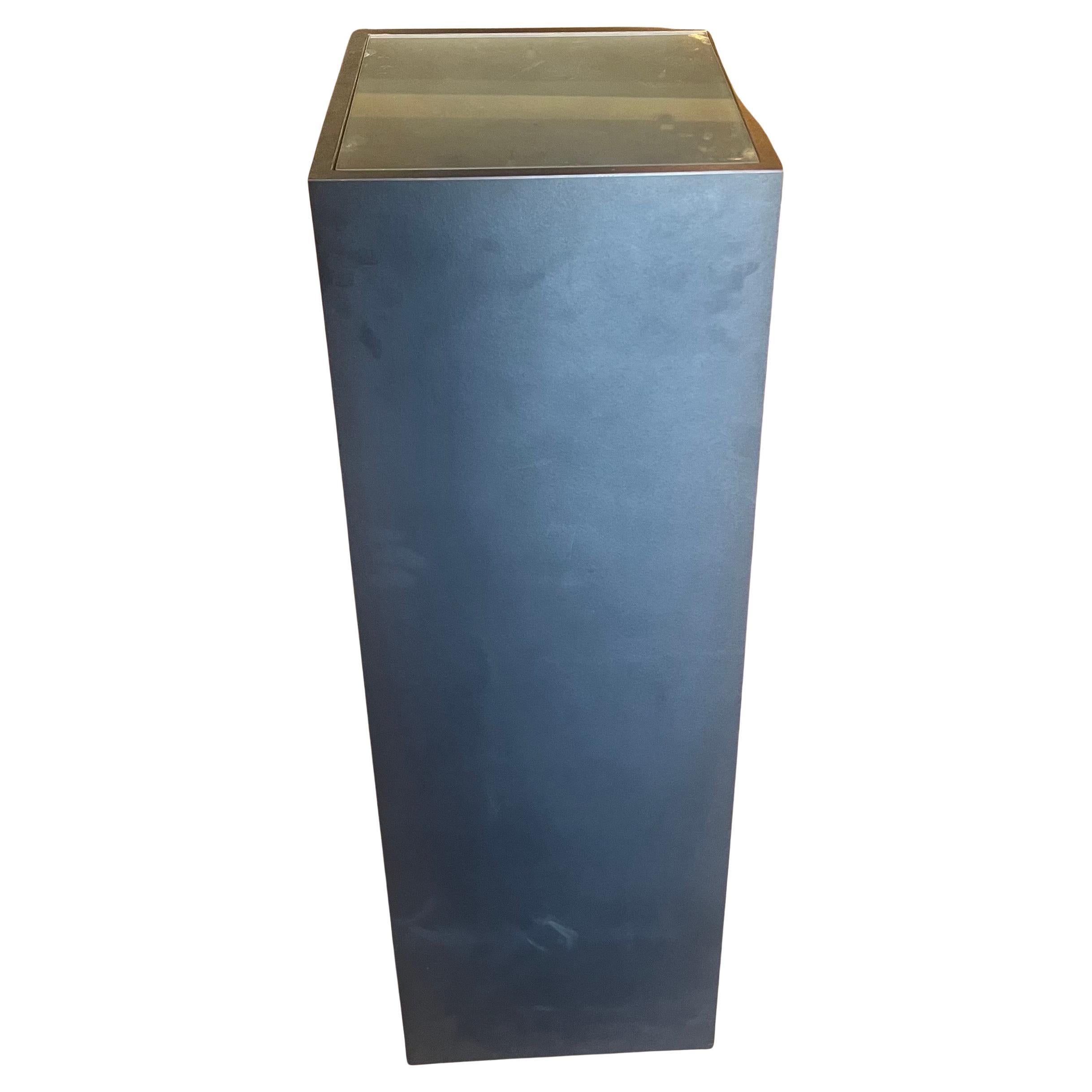 Caisson polyvalent en stratifié noir avec dessus en verre dépoli, éclairé. circa 1980, en très bon état, parfait pour exposer des sculptures ou des vases en verre, très élégant et recâblé.