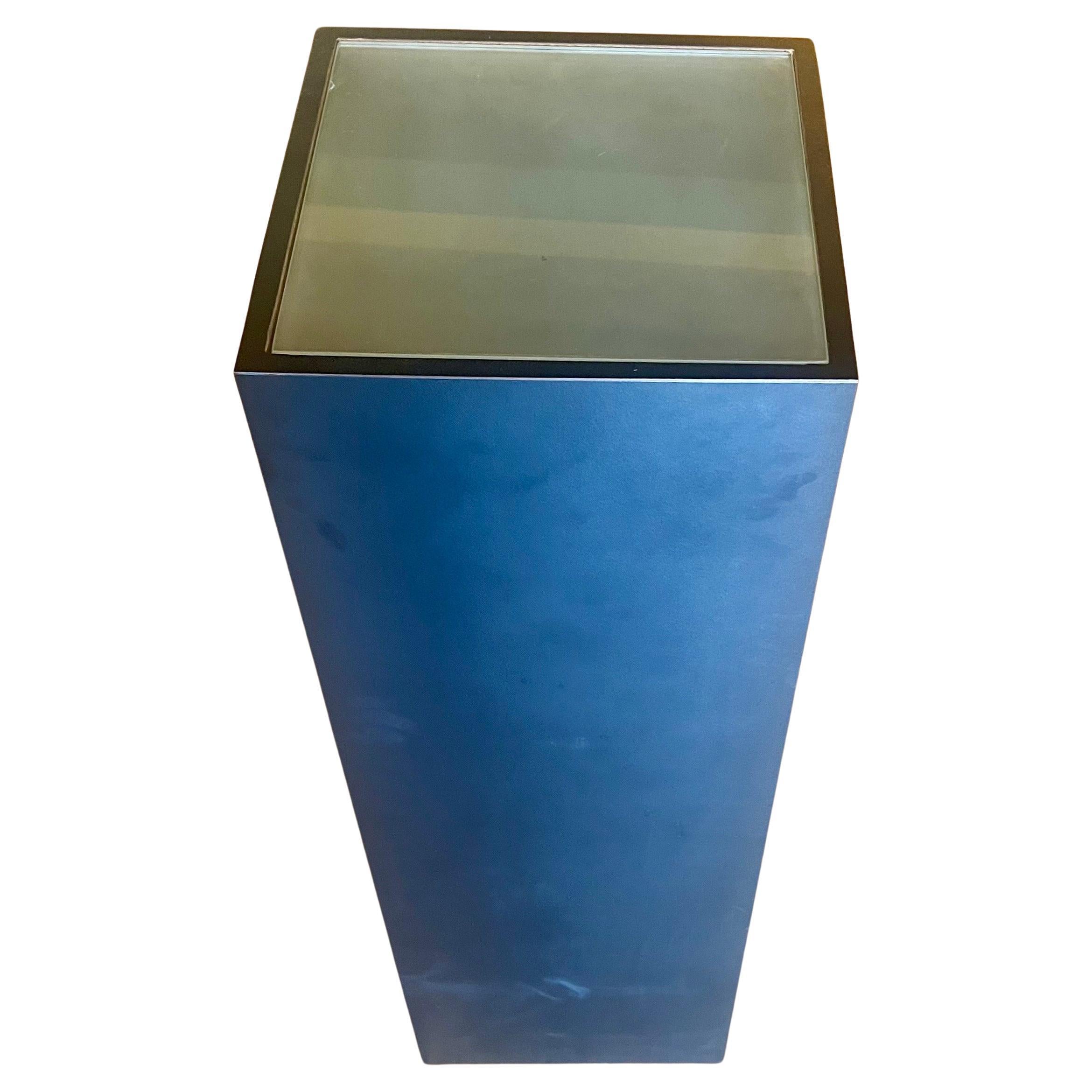 Américain Postmoderne 1980's Lighted Pedestal in Black Laminate Finish & Frosted Glass Top en vente