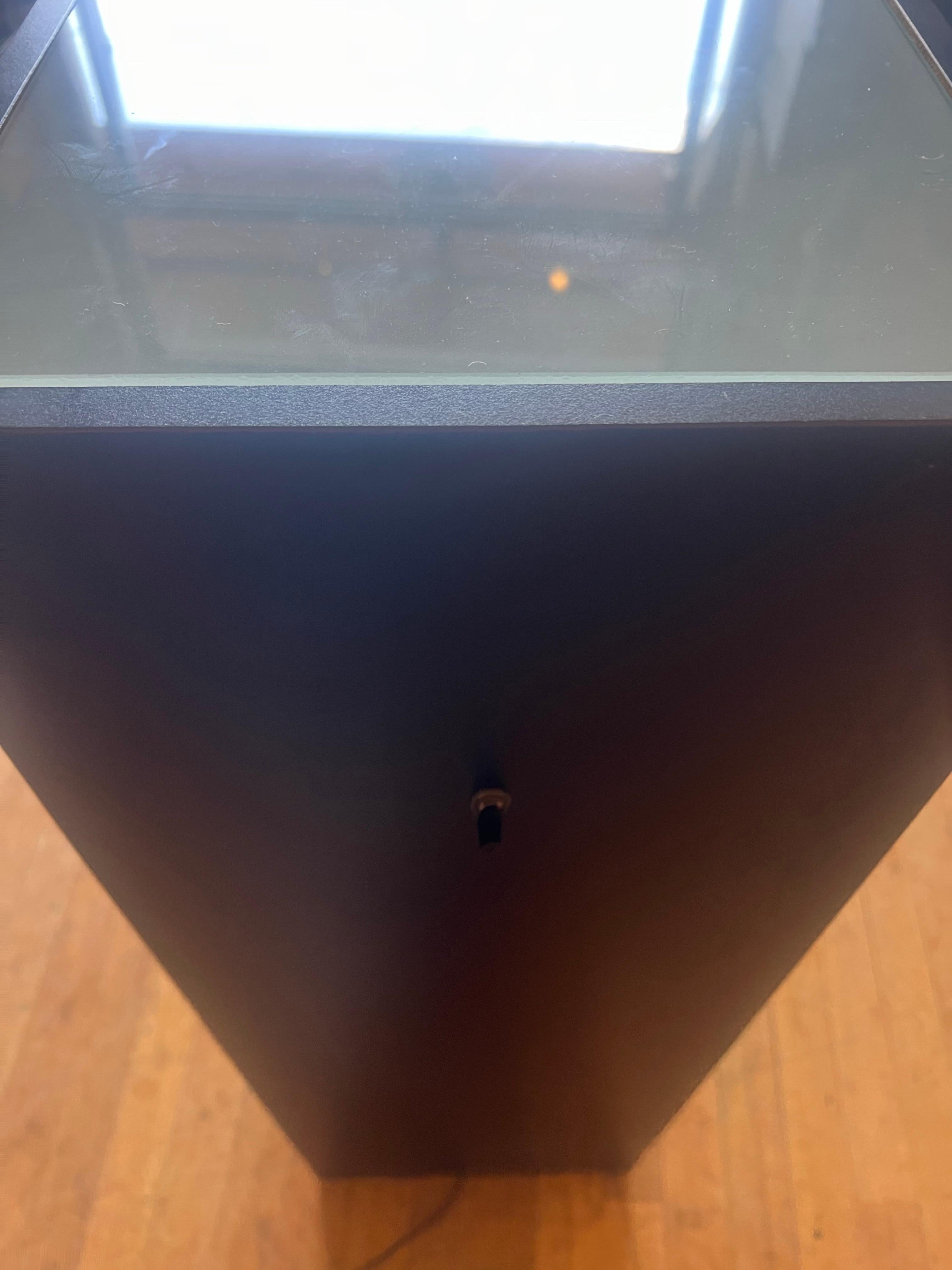 Postmoderne 1980's Lighted Pedestal in Black Laminate Finish & Frosted Glass Top Bon état - En vente à San Diego, CA