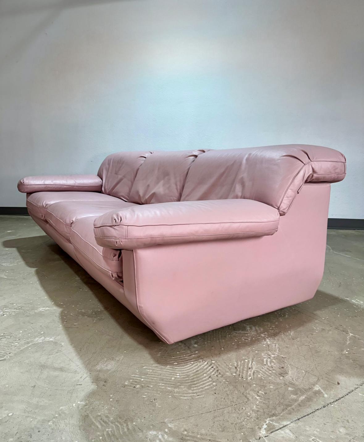 Vintage Post Modern Rosa Leder Sculptural 3 Sitz Leder Sofa. Qualitativ hochwertiges, weiches und dickes, lavendelfarbenes Leder mit kantiger Form, Armlehnen, die sich über die Seiten des Sofas erstrecken, und Rückenlehnenkissen, die sich über die