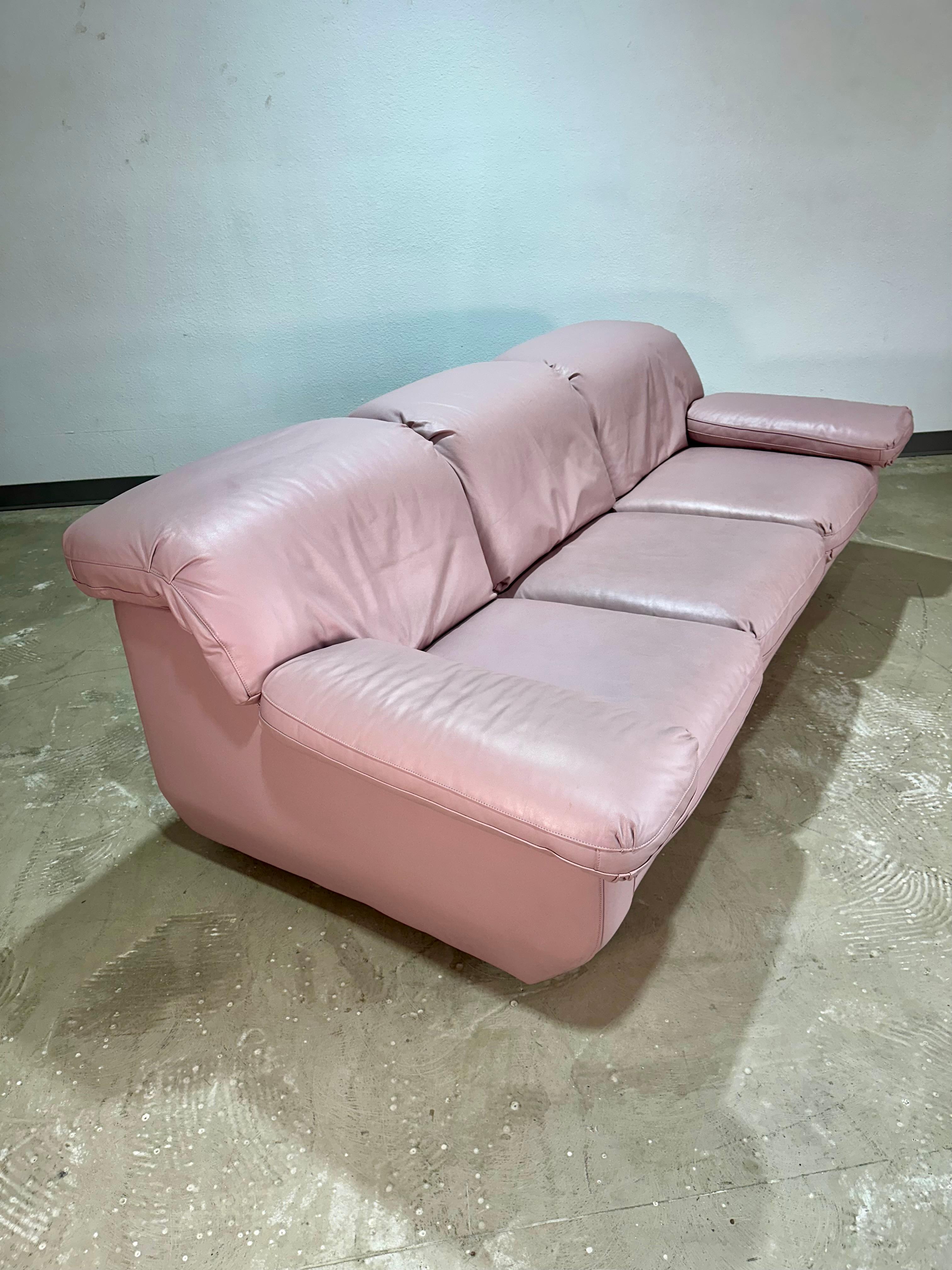 Postmodernes skulpturales rosa Ledersofa aus den 1990er Jahren (Gefärbt) im Angebot