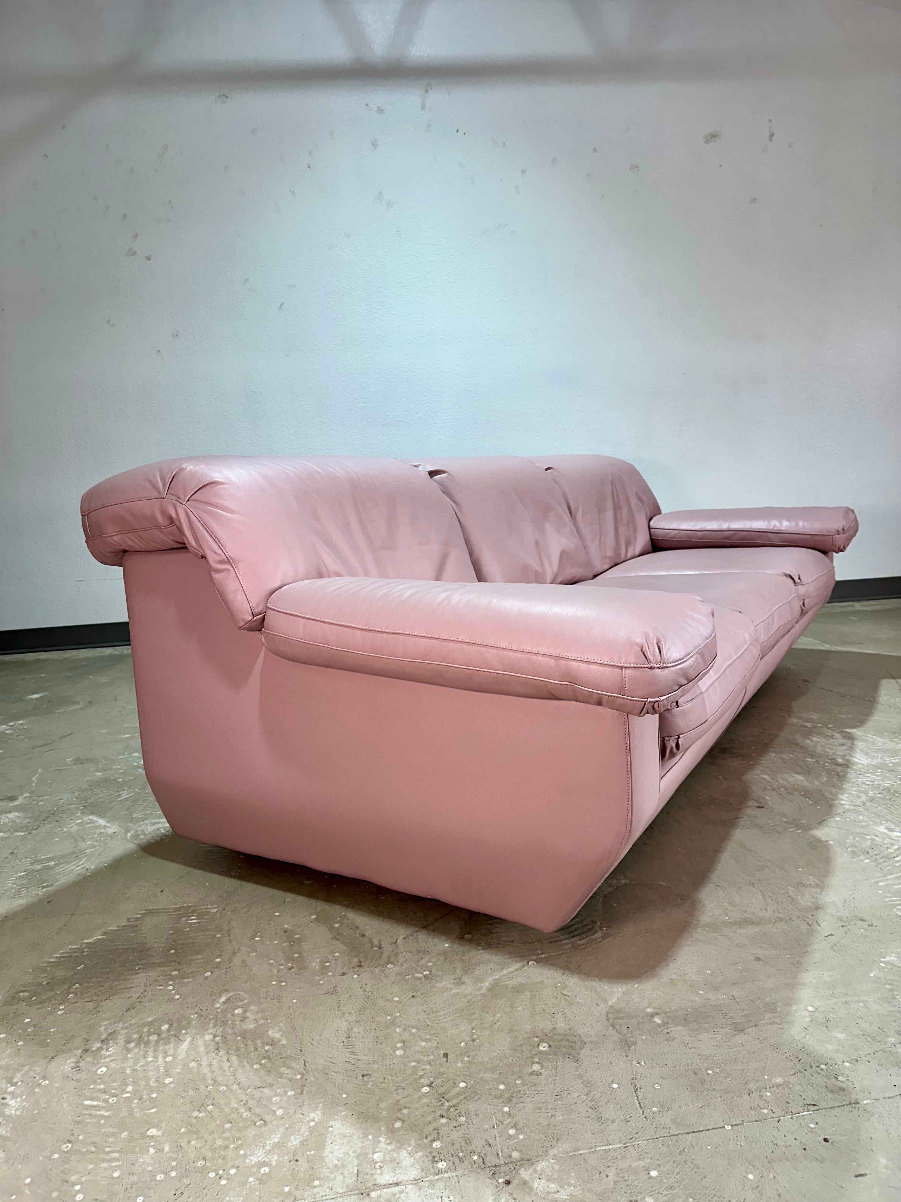 Postmodernes skulpturales rosa Ledersofa aus den 1990er Jahren im Zustand „Gut“ im Angebot in Lutz, FL