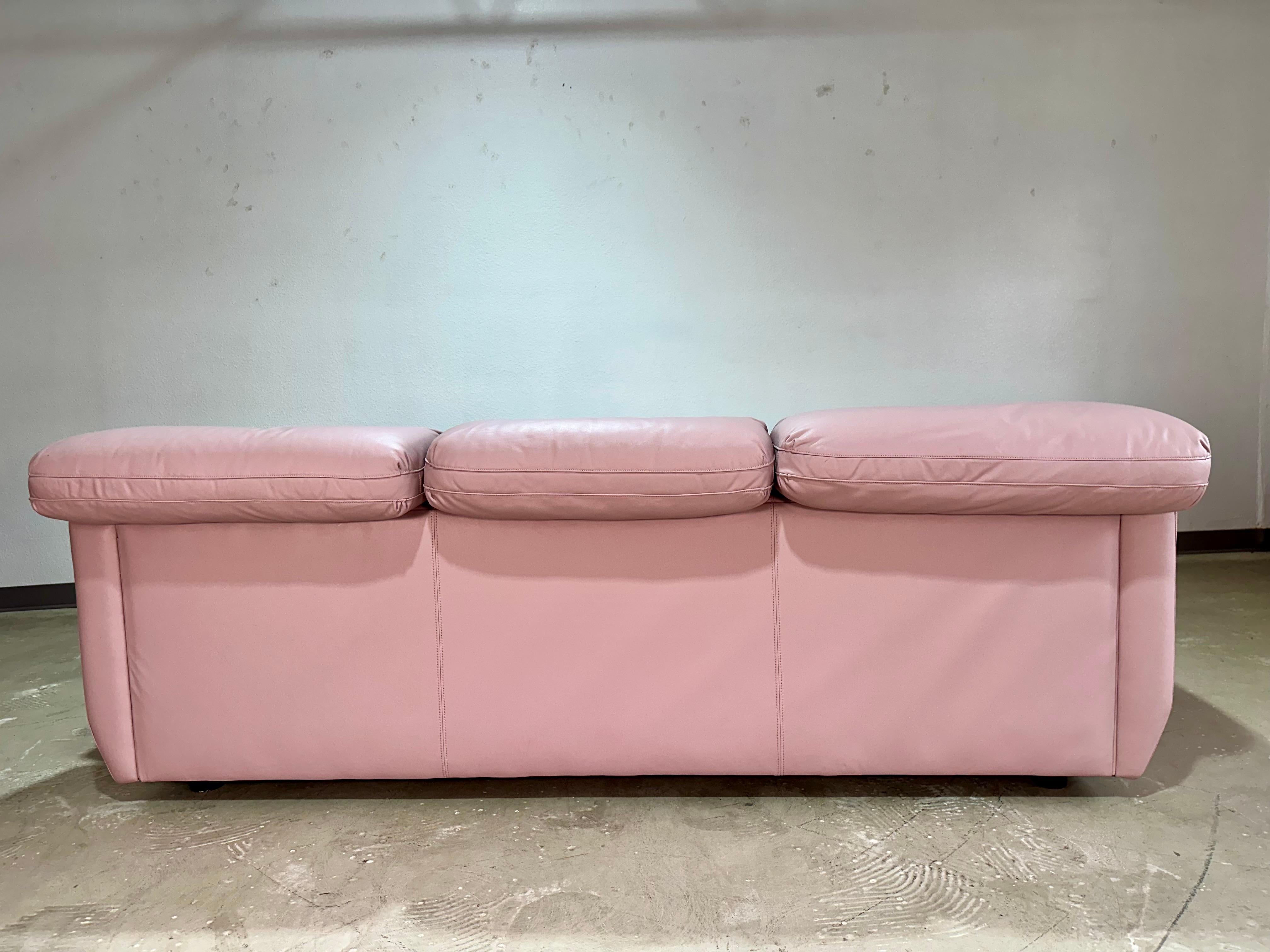 Postmodernes skulpturales rosa Ledersofa aus den 1990er Jahren (20. Jahrhundert) im Angebot