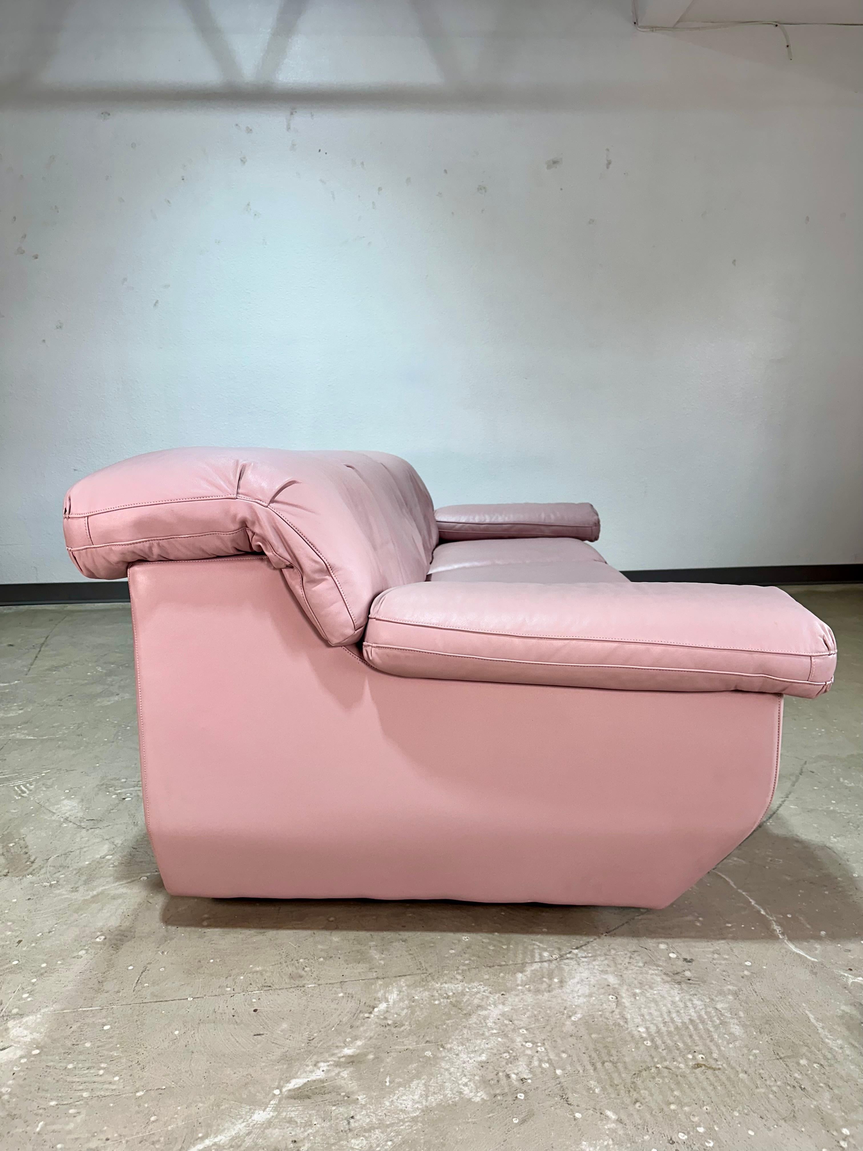 Postmodernes skulpturales rosa Ledersofa aus den 1990er Jahren im Angebot 1