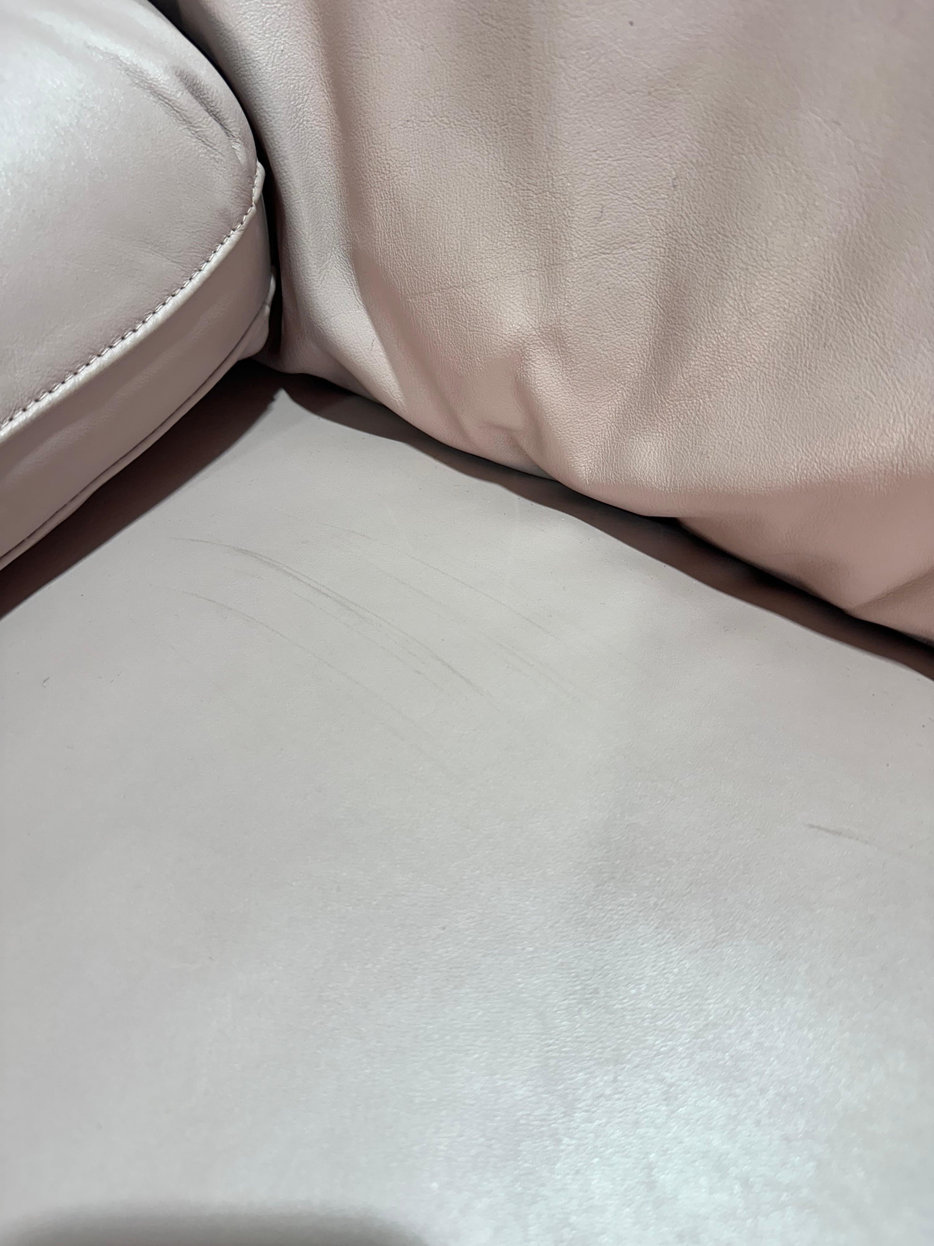 Postmodernes skulpturales rosa Ledersofa aus den 1990er Jahren im Angebot 3