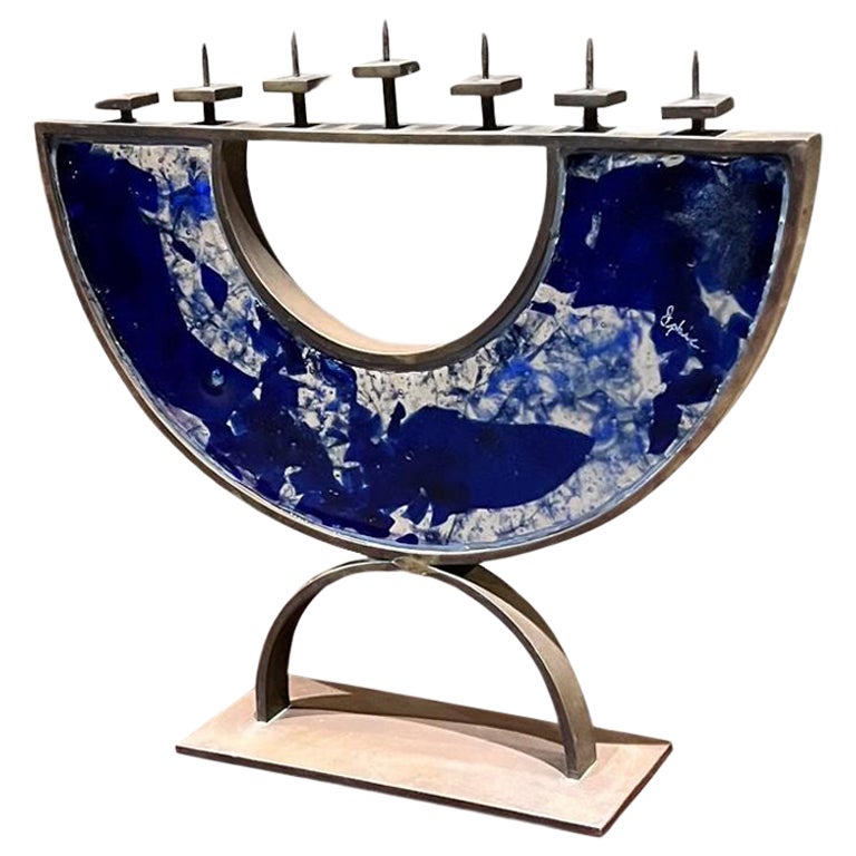 Postmoderne Menorah Siebenarmiges blaues Milchglas-Kunstglas Bronze signiert, Postmoderne 2000er Jahre