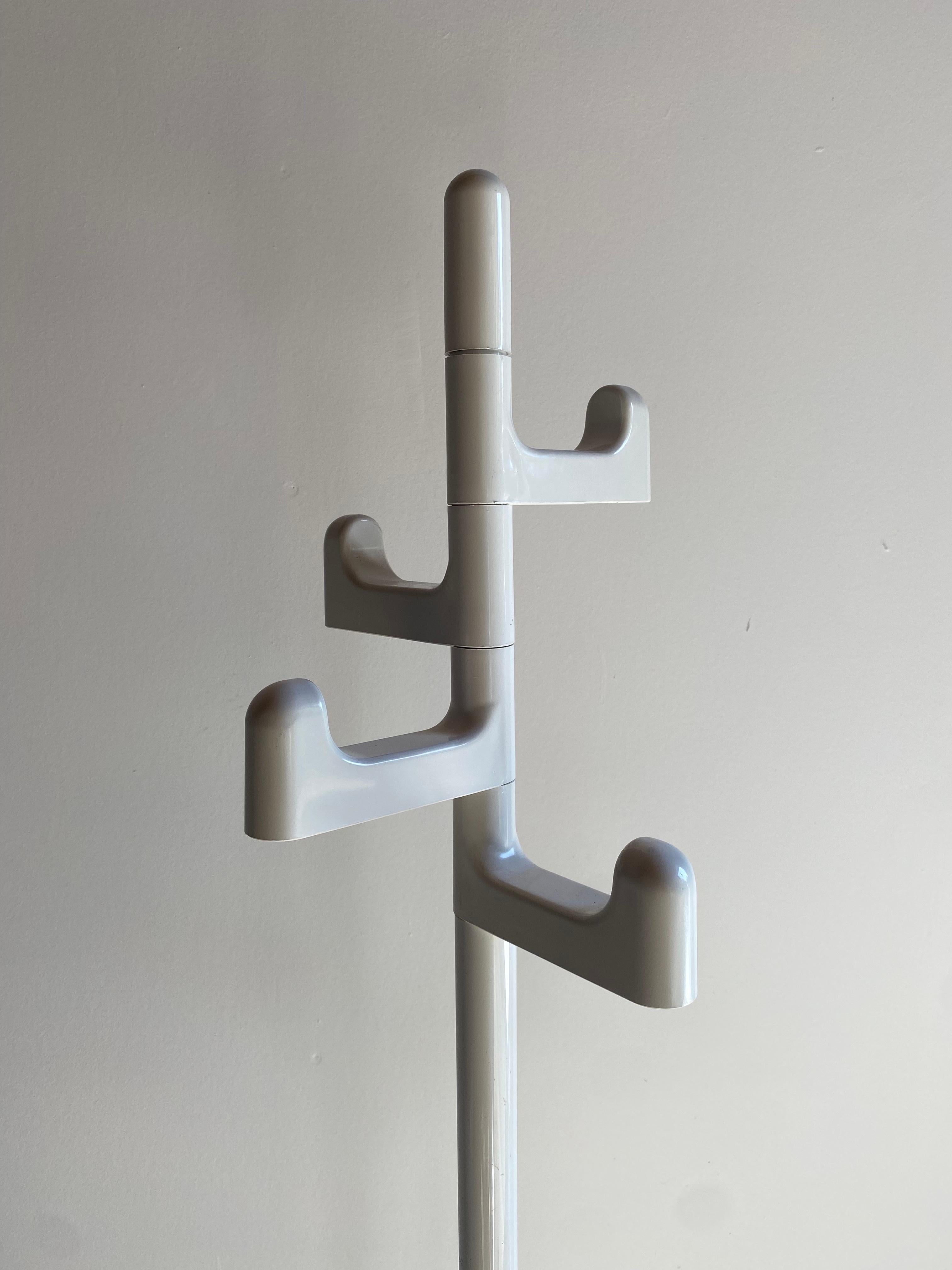 Elegant Italian towel rack or coat rack in white plastic coated steel and ABS, designed by famed Japanese designer Makio Hasuike for Gedy in the 1970s. The piece has seven useful arms. The bottom three are long and spin freely on the shaft for