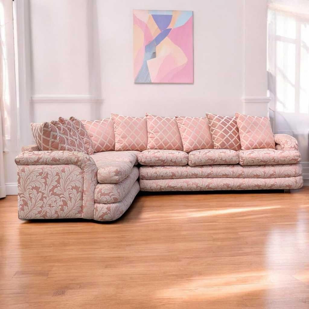 Un divano componibile distintivo nella tradizione postmoderna, realizzato con un'imbottitura in peluche e caratterizzato da un'audace silhouette curva con tessuto floreale rosa. Questo pezzo fonde l'estetica giocosa degli anni '80 con un comfort
