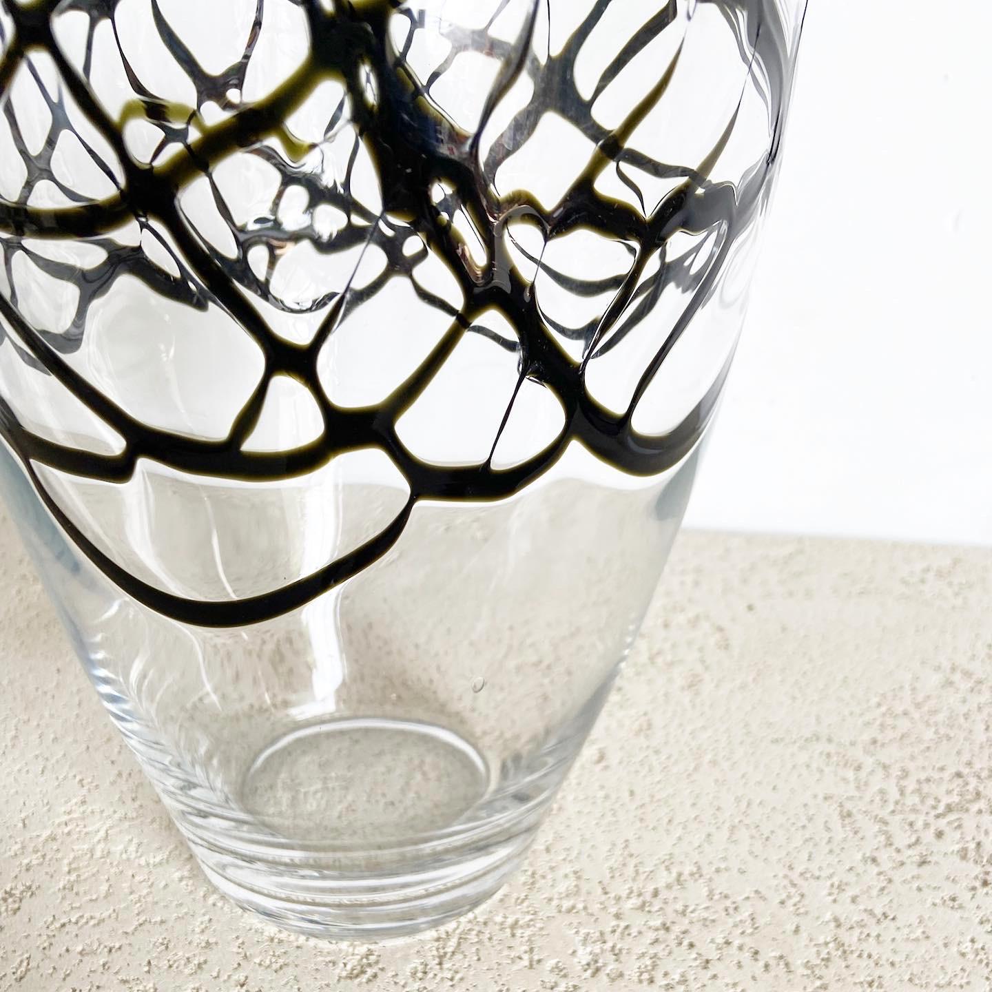 Diese postmoderne abstrakte Glasvase ist eine beeindruckende Mischung aus avantgardistischem Design und hochwertiger Handwerkskunst. Die unregelmäßige Form aus mundgeblasenem Glas widersetzt sich der traditionellen Symmetrie und macht sie zu einem