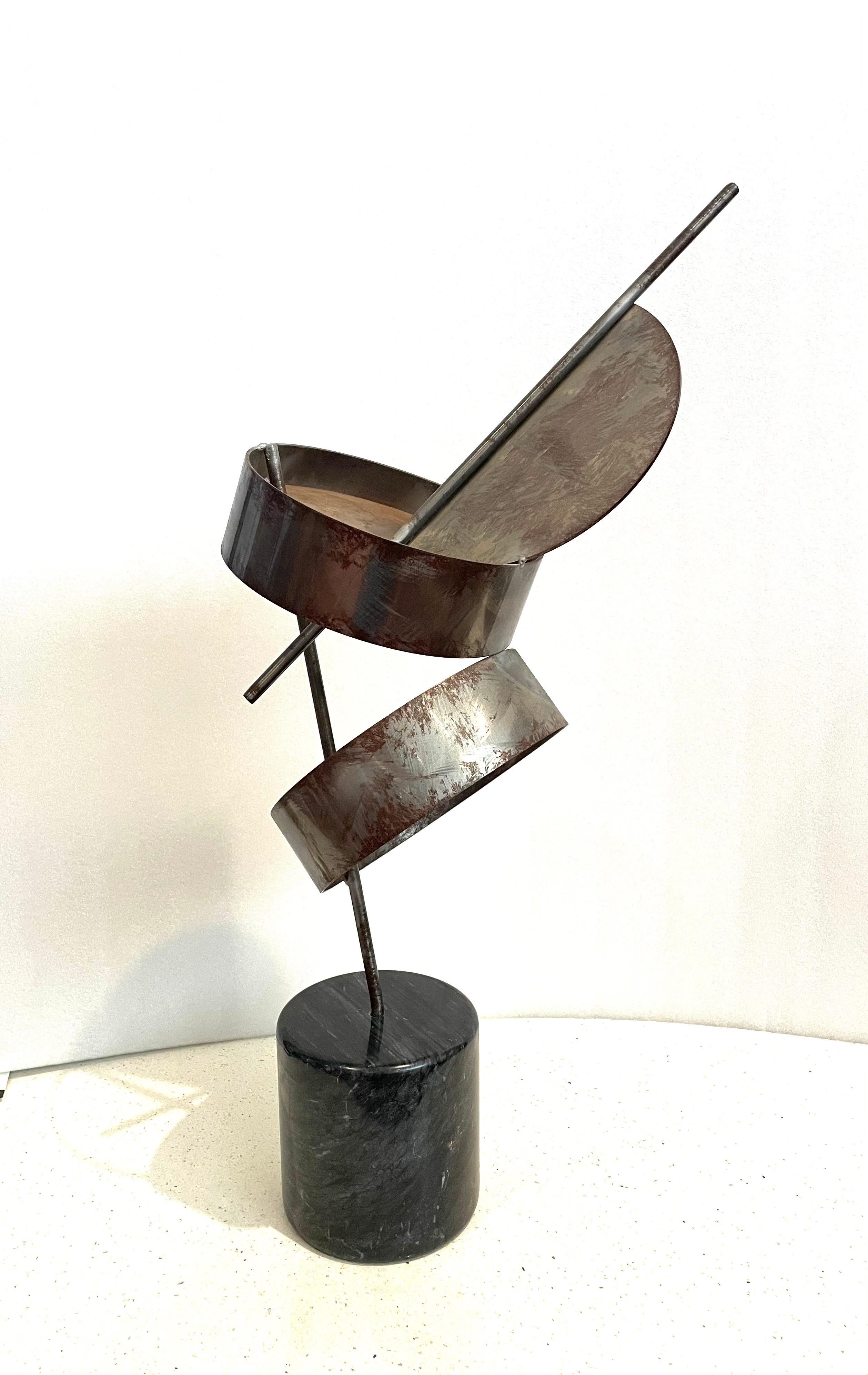 Belle et rare sculpture de Curtis Jere, circa 1990 signée et datée, en acier brut massif avec patine et oxydation d'origine, reposant sur une base cylindrique en marbre massif.