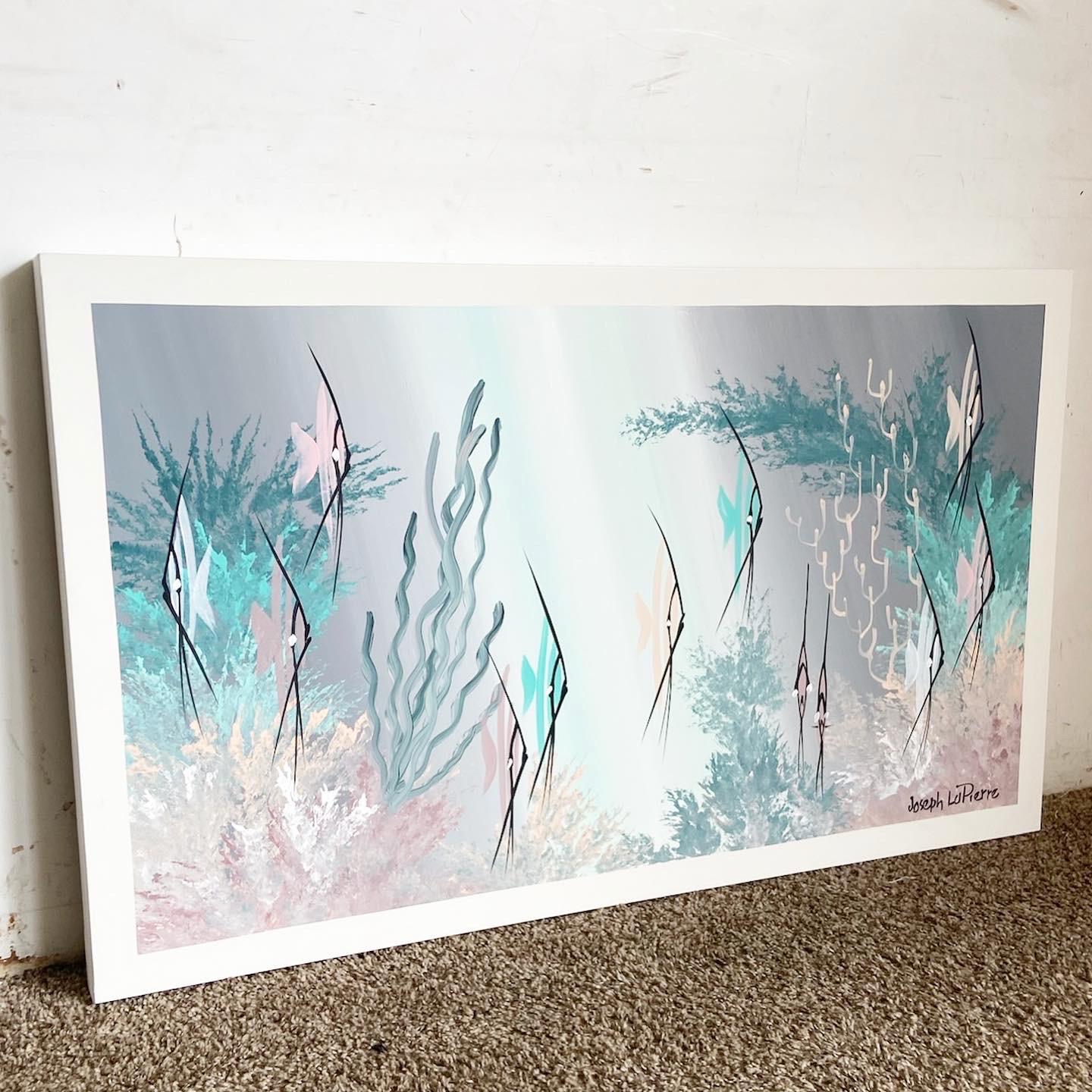 Plongez dans les profondeurs avec cette peinture abstraite postmoderne de poisson. Signée par l'artiste, elle capture le monde sous-marin vibrant, avec des poissons abstraits naviguant sur un récif coloré. Mélange de traits dynamiques et de motifs