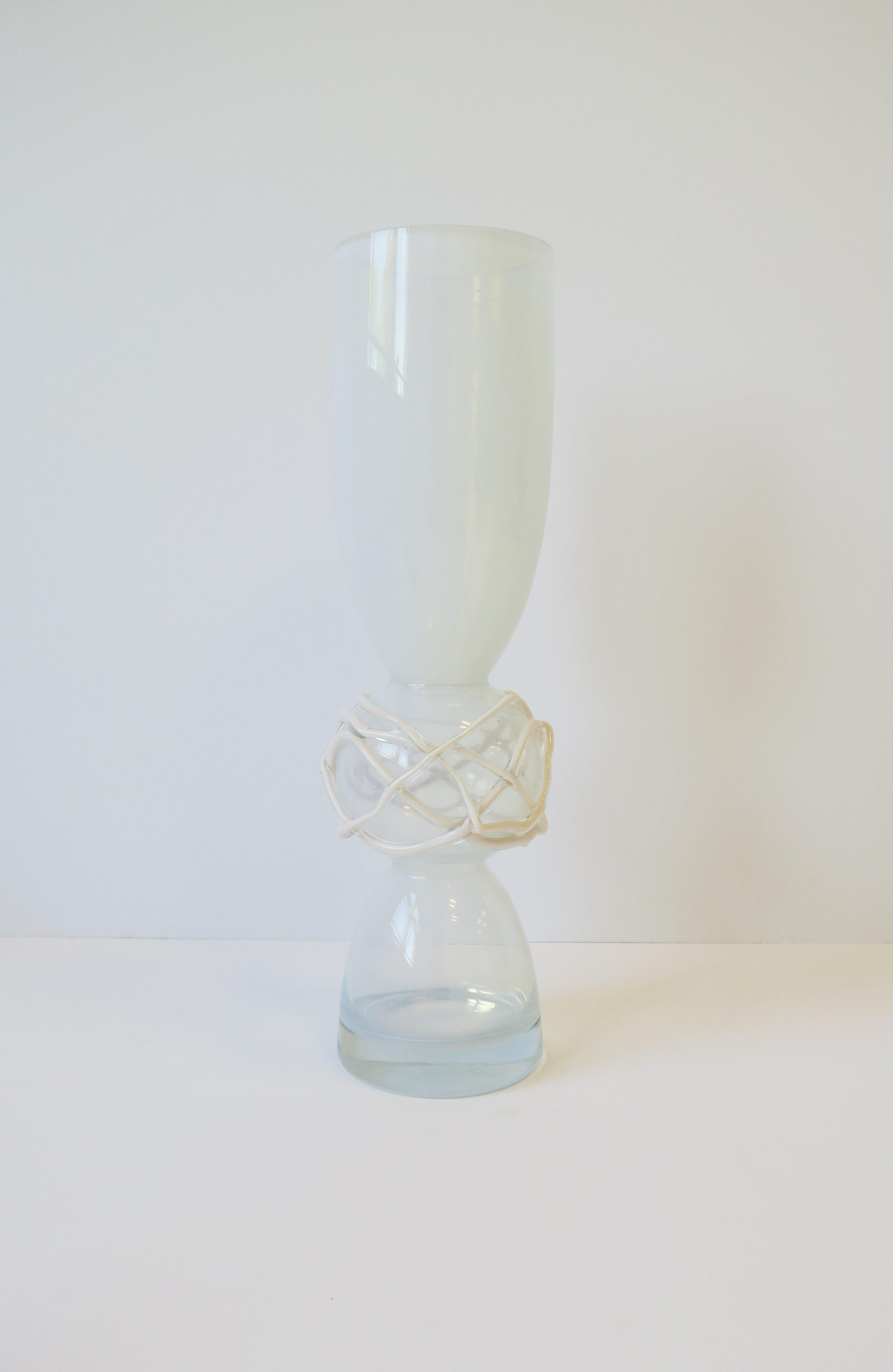 Vase aus weißem Opalglas mit abstraktem Design und abstraktem Design, Postmoderne  (Europäisch) im Angebot