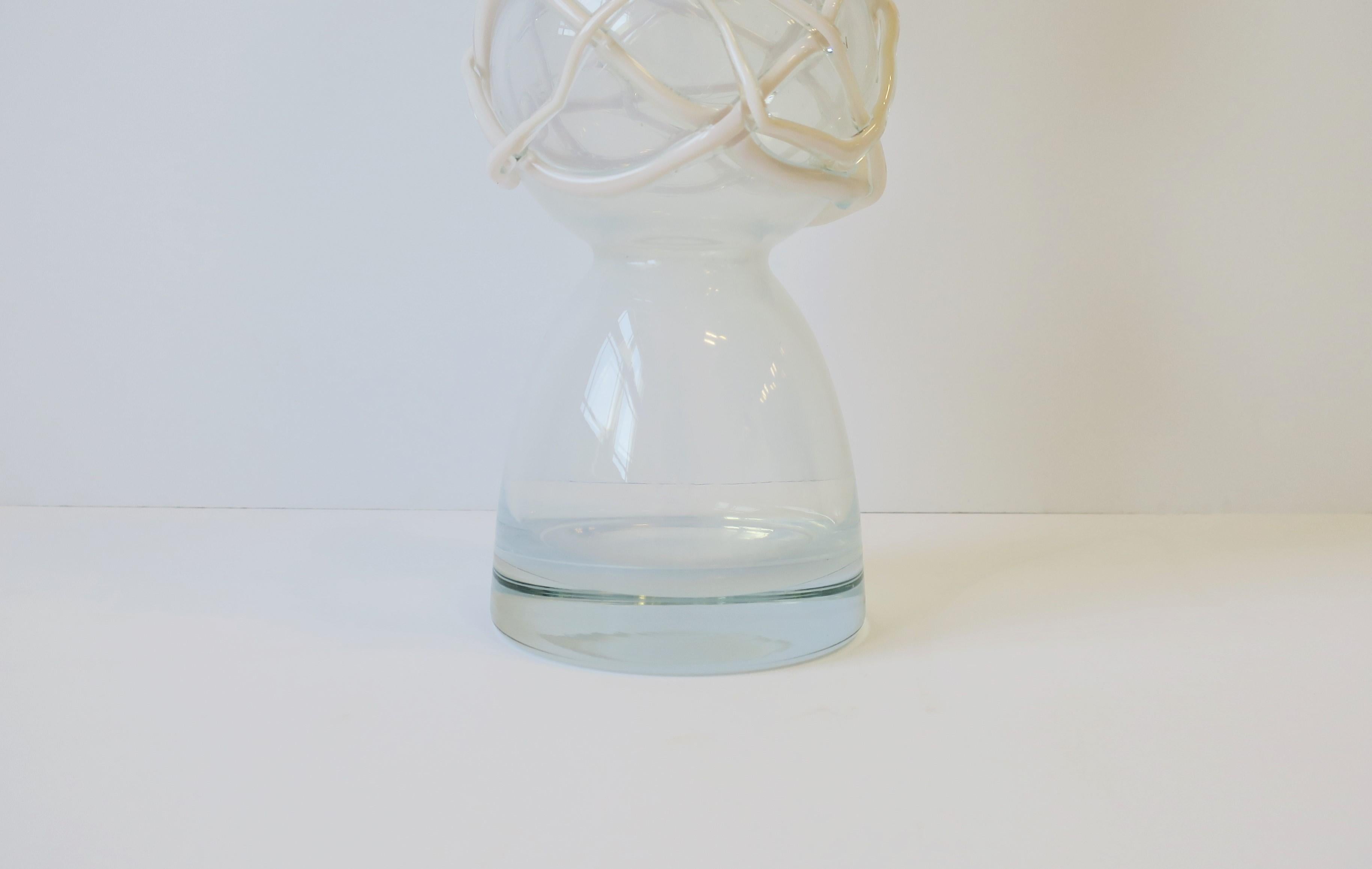Vase aus weißem Opalglas mit abstraktem Design und abstraktem Design, Postmoderne  (Glaskunst) im Angebot
