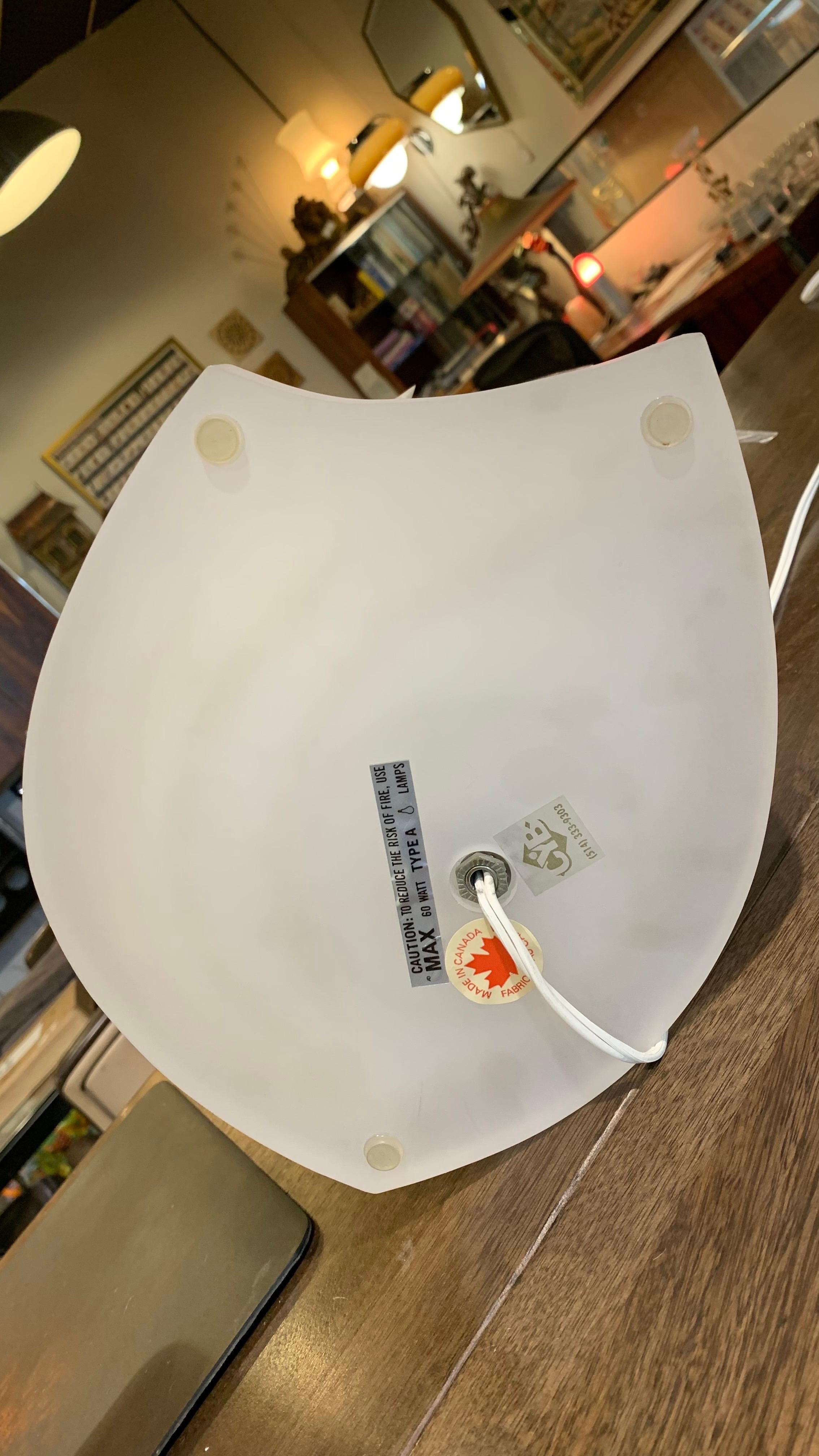 Lampe postmoderne en acrylique par CYB en vente 7