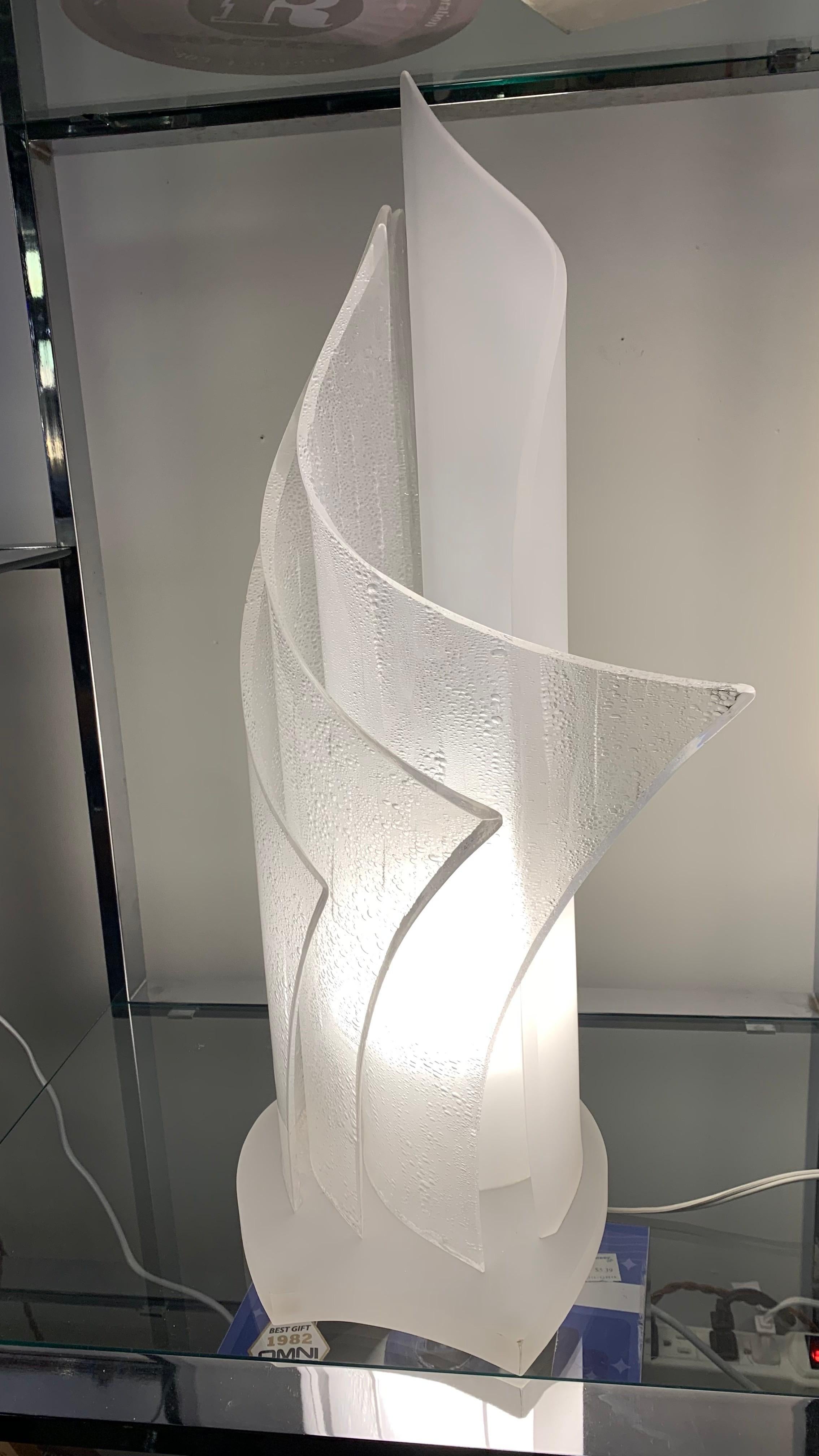 Lampe postmoderne en acrylique par CYB en vente 8