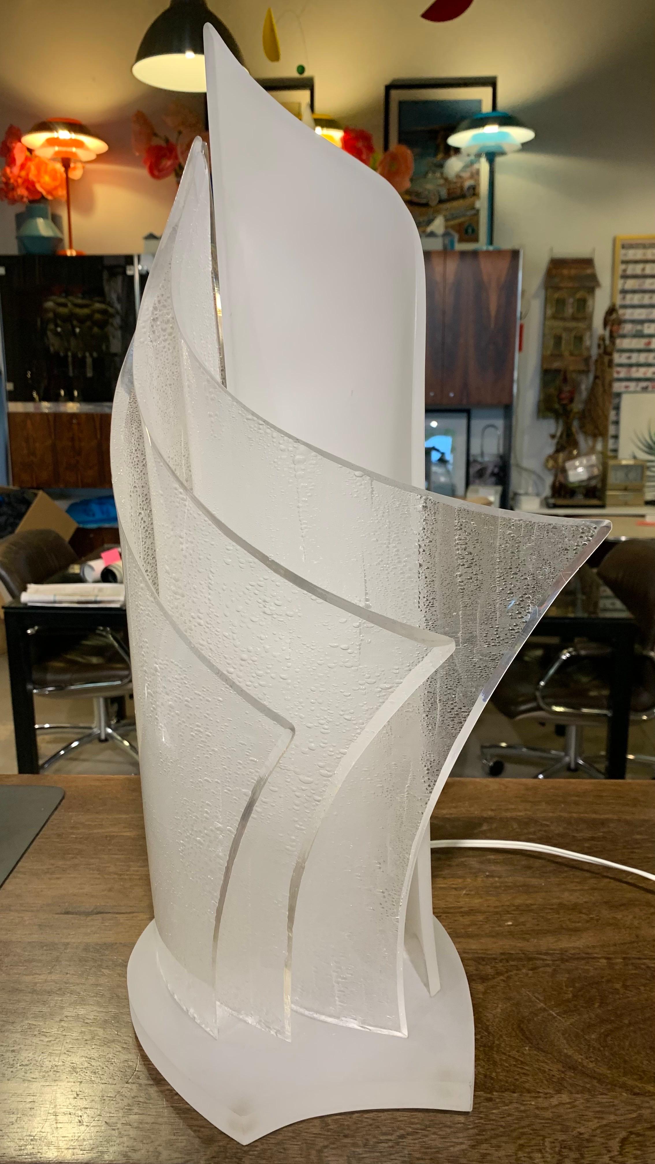 Lampe postmoderne en acrylique par CYB en vente 11