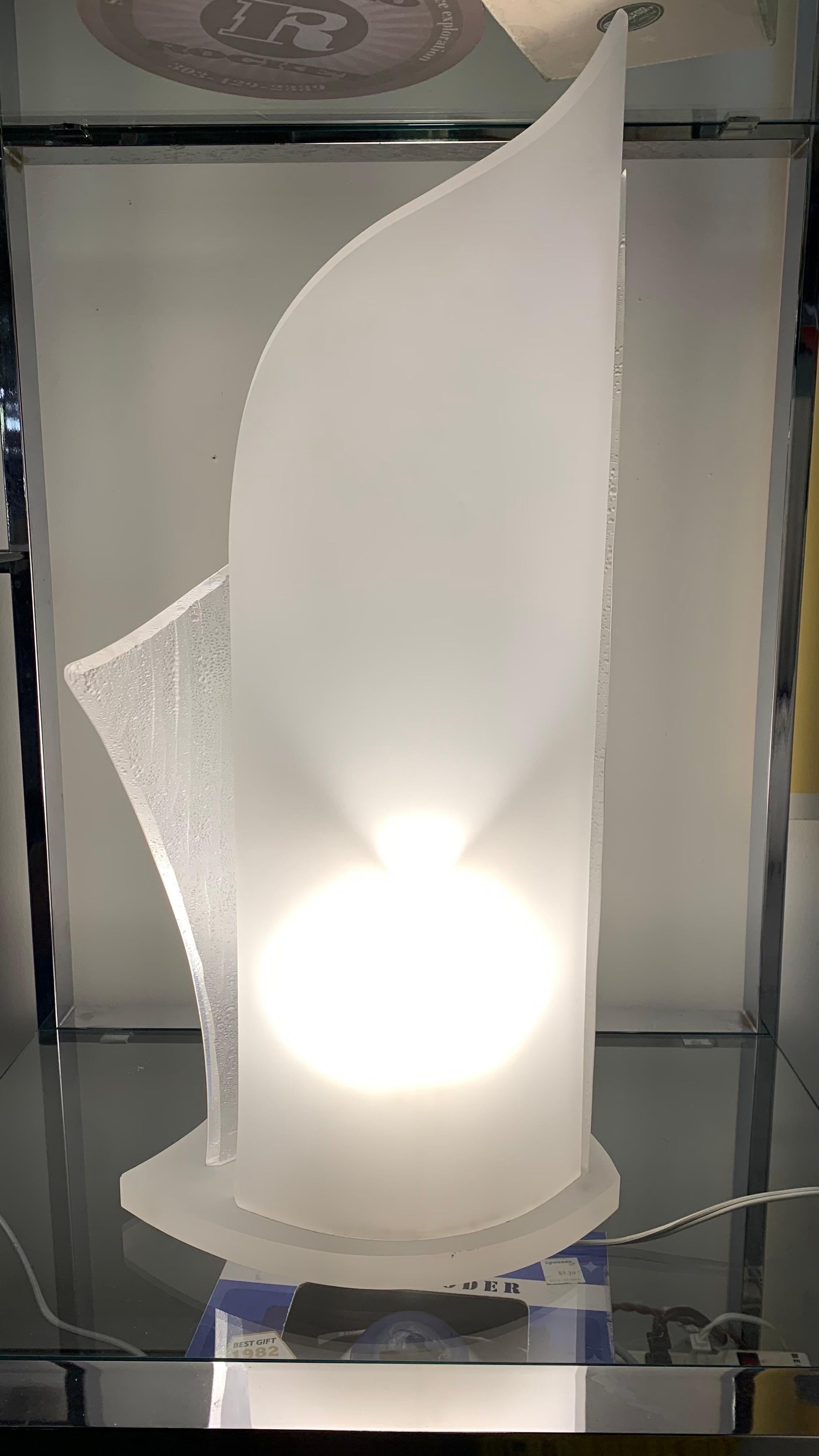 Lampe postmoderne en acrylique par CYB en vente 12