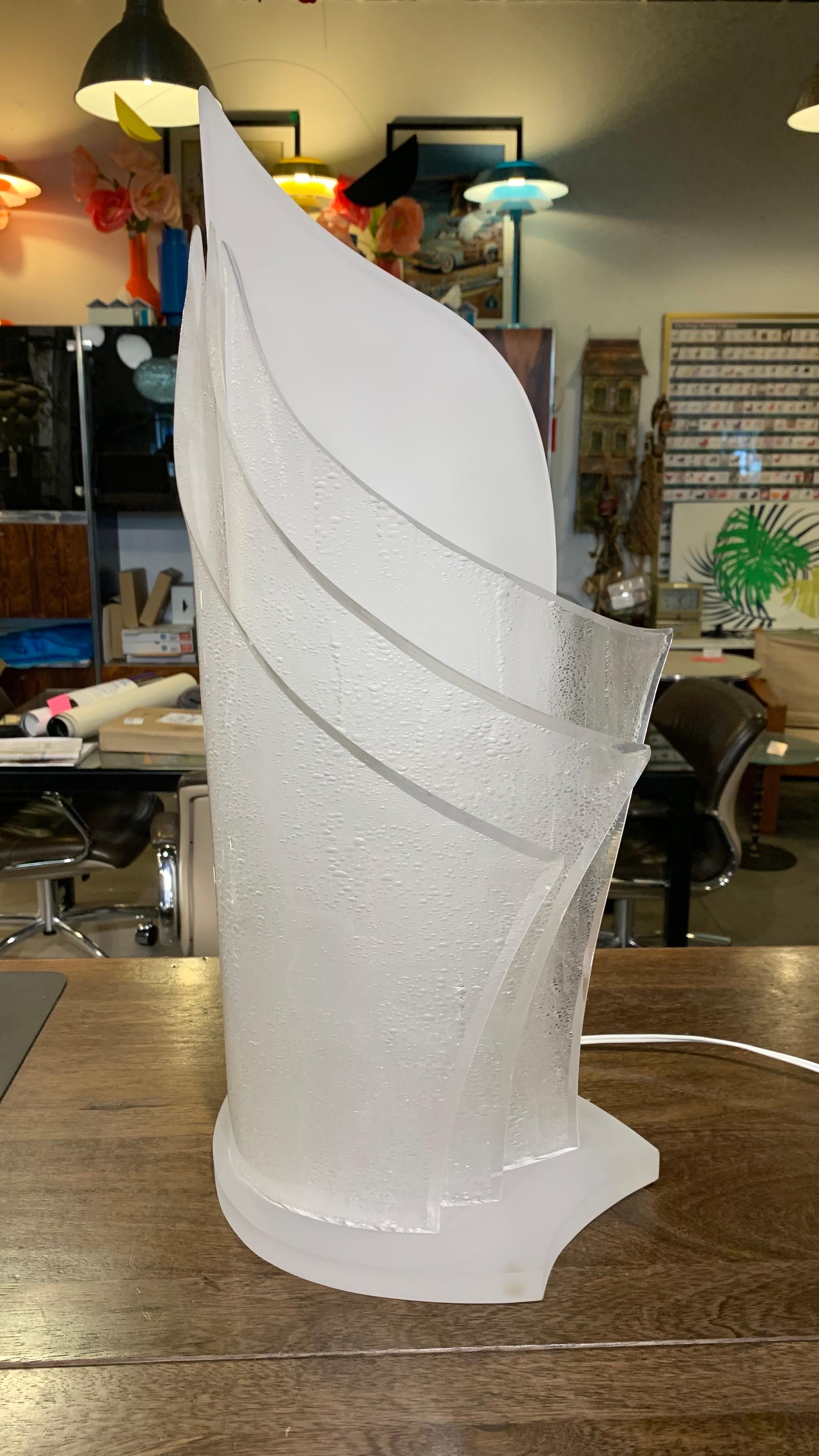 Il s'agit d'une lampe postmoderne en acrylique fabriquée au Canada par CYB. Il serait un ajout parfait à tout espace art déco, moderne du milieu du siècle, postmoderne ou contemporain.