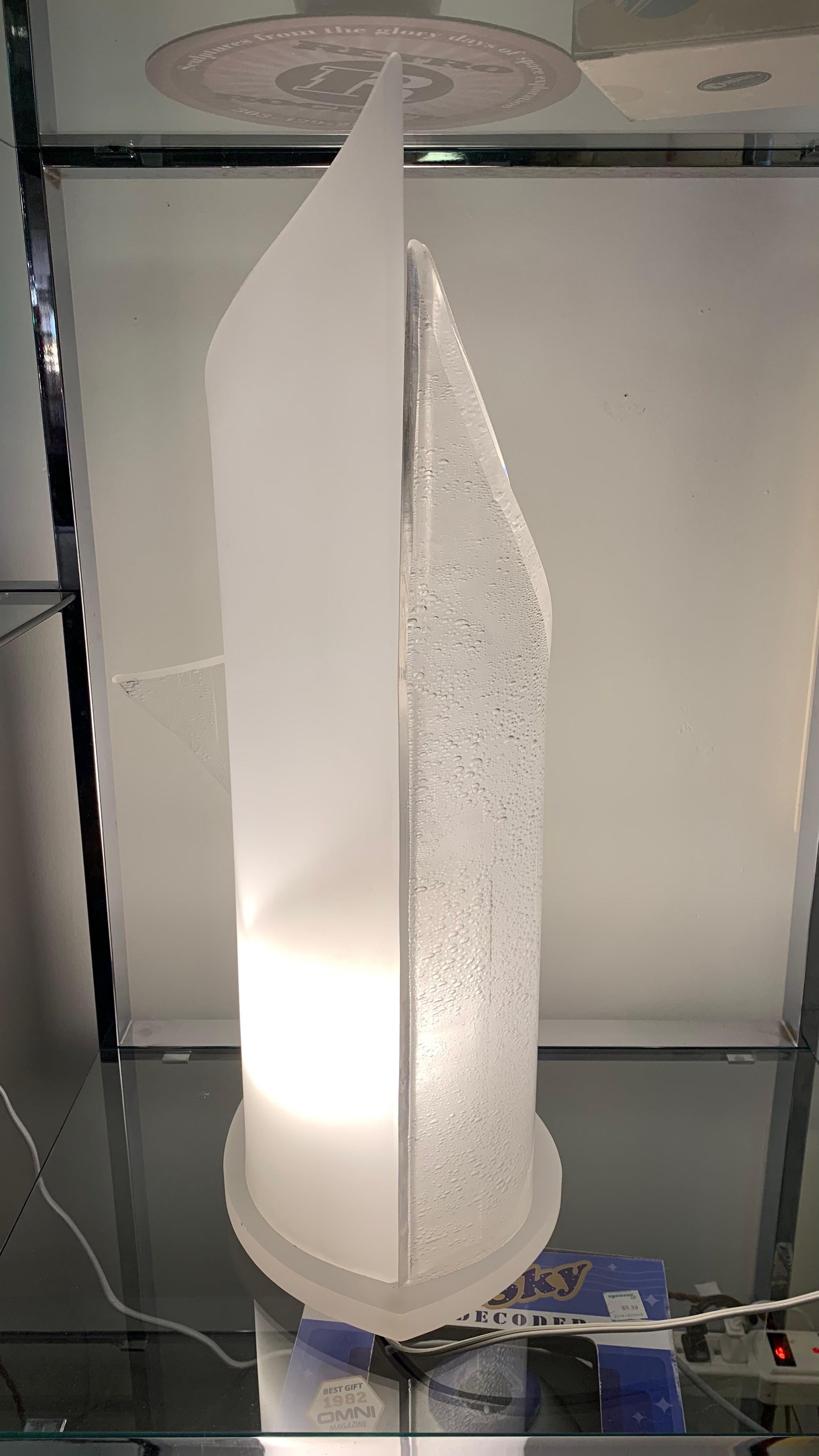 Acrylique Lampe postmoderne en acrylique par CYB en vente