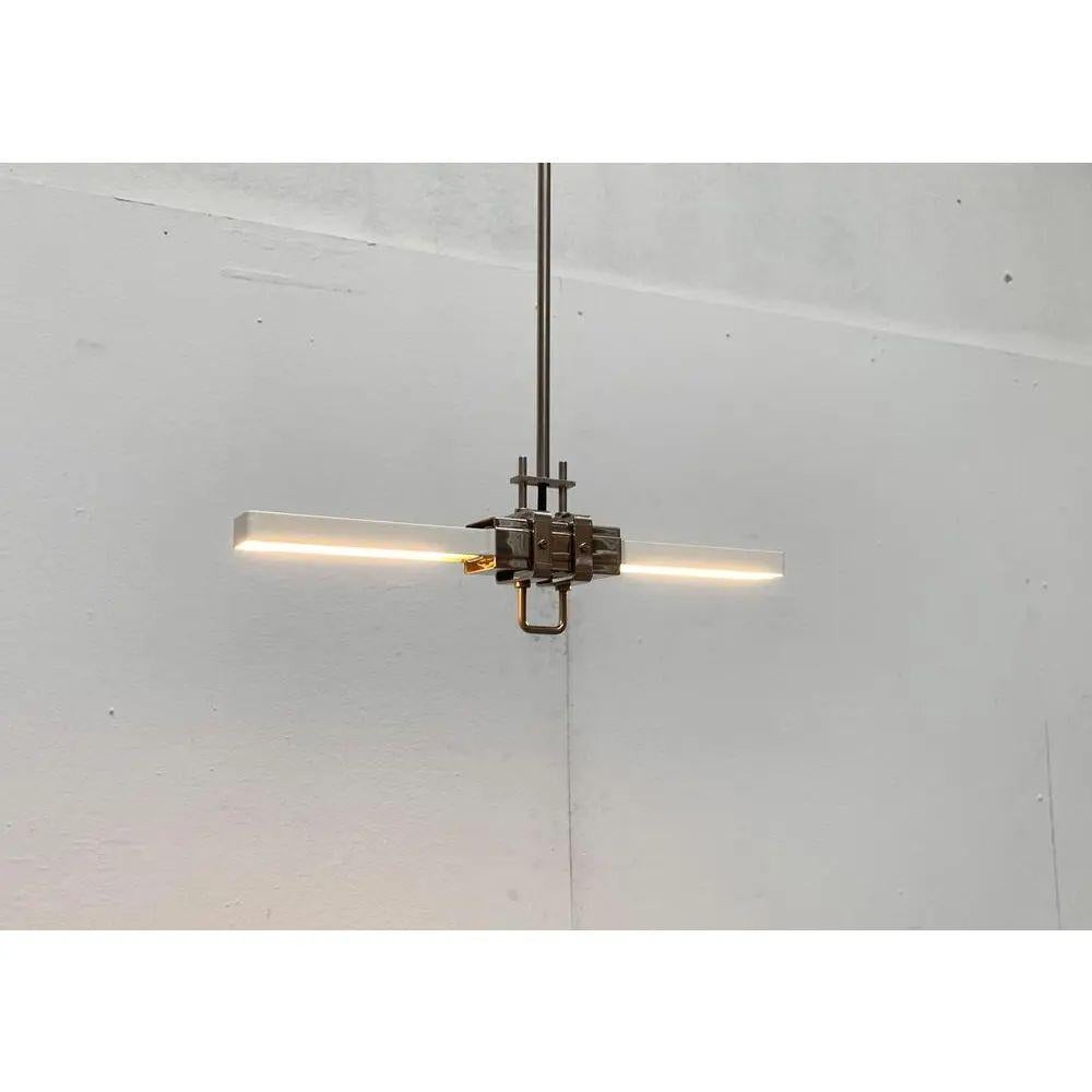Rara plafoniera della serie lighting su disegno di jean-marc da costa degli anni '80.

Design in filigrana in un linguaggio di design tecnico. Nei dettagli si riconoscono le citazioni dell'art déco. La testa dell'apparecchio si trova all'estremità