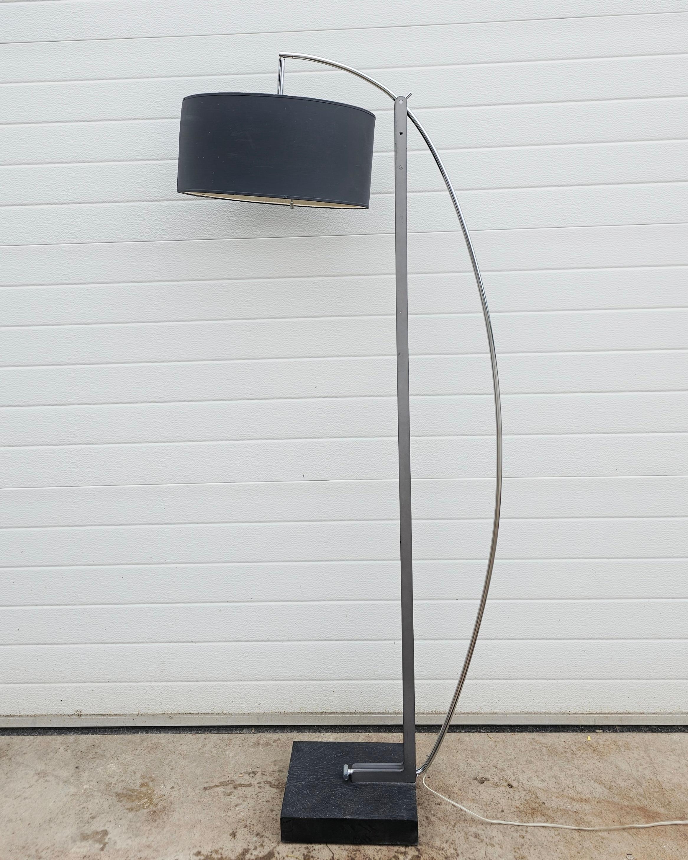 En este anuncio encontrarás una lámpara de pie regulable postmoderna fabricada por Ligne Roset, Model Mama. Cuenta con un soporte ajustable que te permite jugar con él y hacer que llegue muy alto o 
muy amplia a través de la habitación. Tiene una