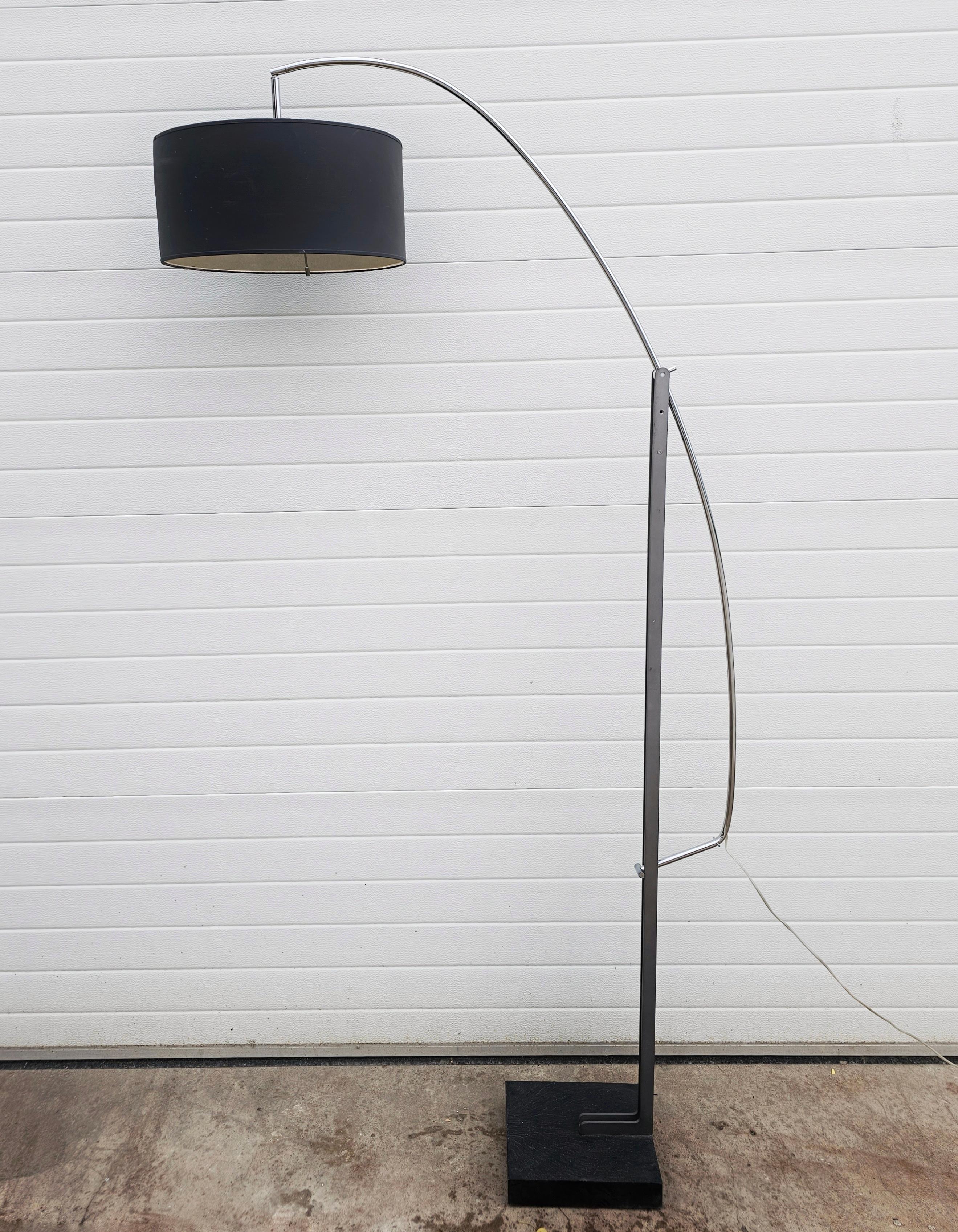 Lámpara de pie posmoderna regulable de Ligne Roset Model Mama Francés en venta