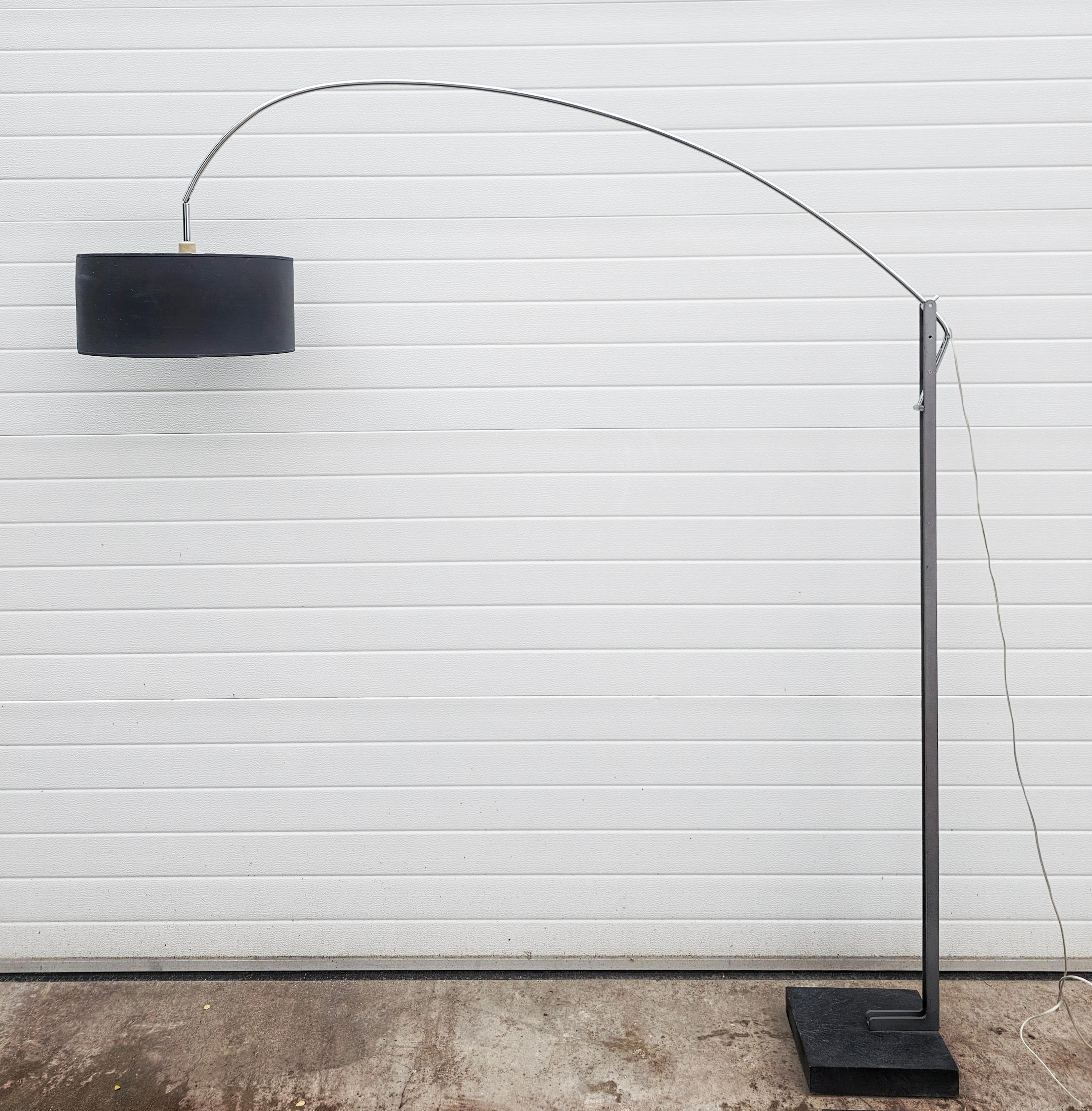 Lámpara de pie posmoderna regulable de Ligne Roset Model Mama finales del siglo XX en venta