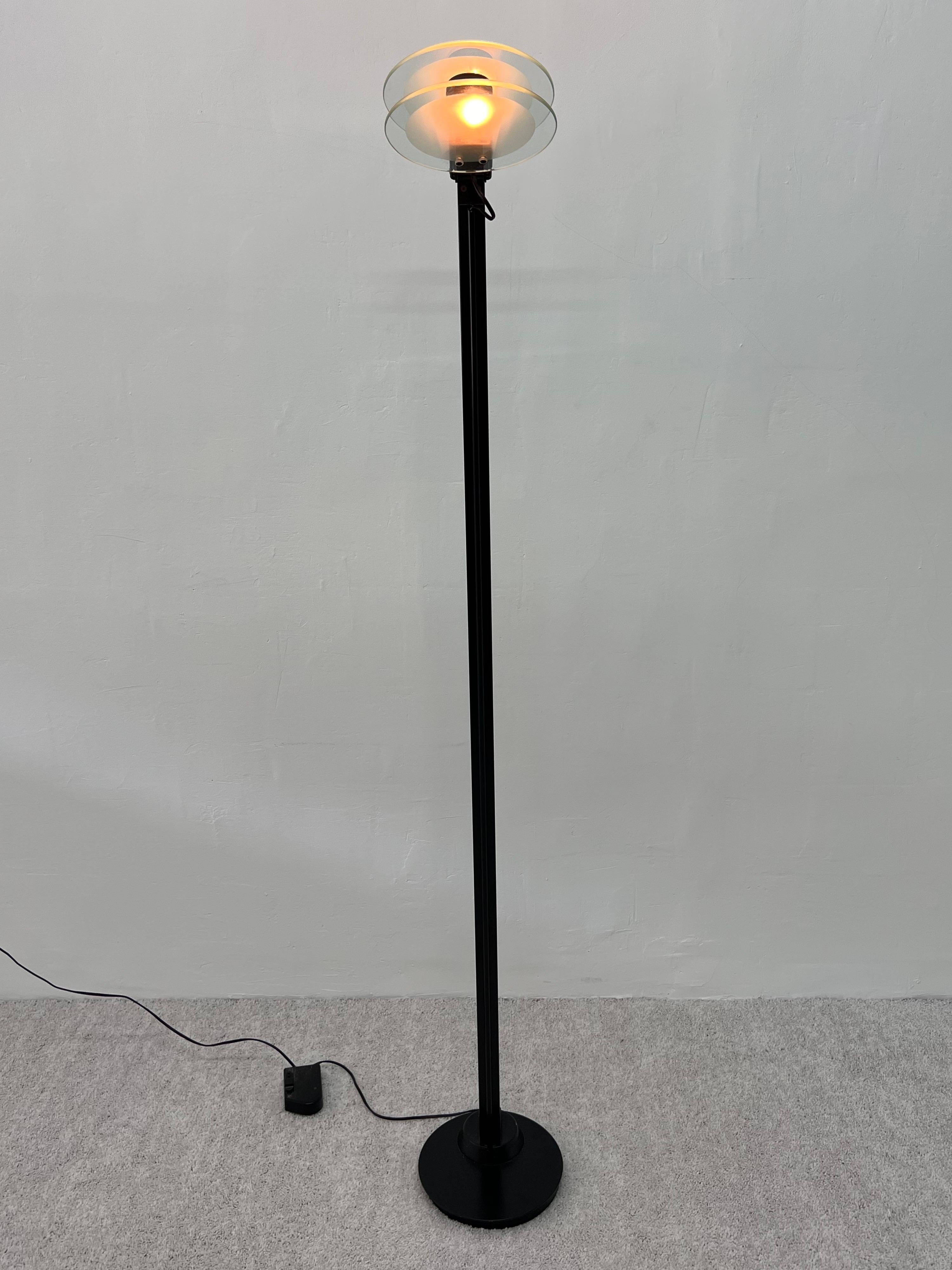 Postmodern Belux Adjustable Head Floor Lamp with Double Glass Pane Diffuser In Good Condition For Sale In Miami, FL