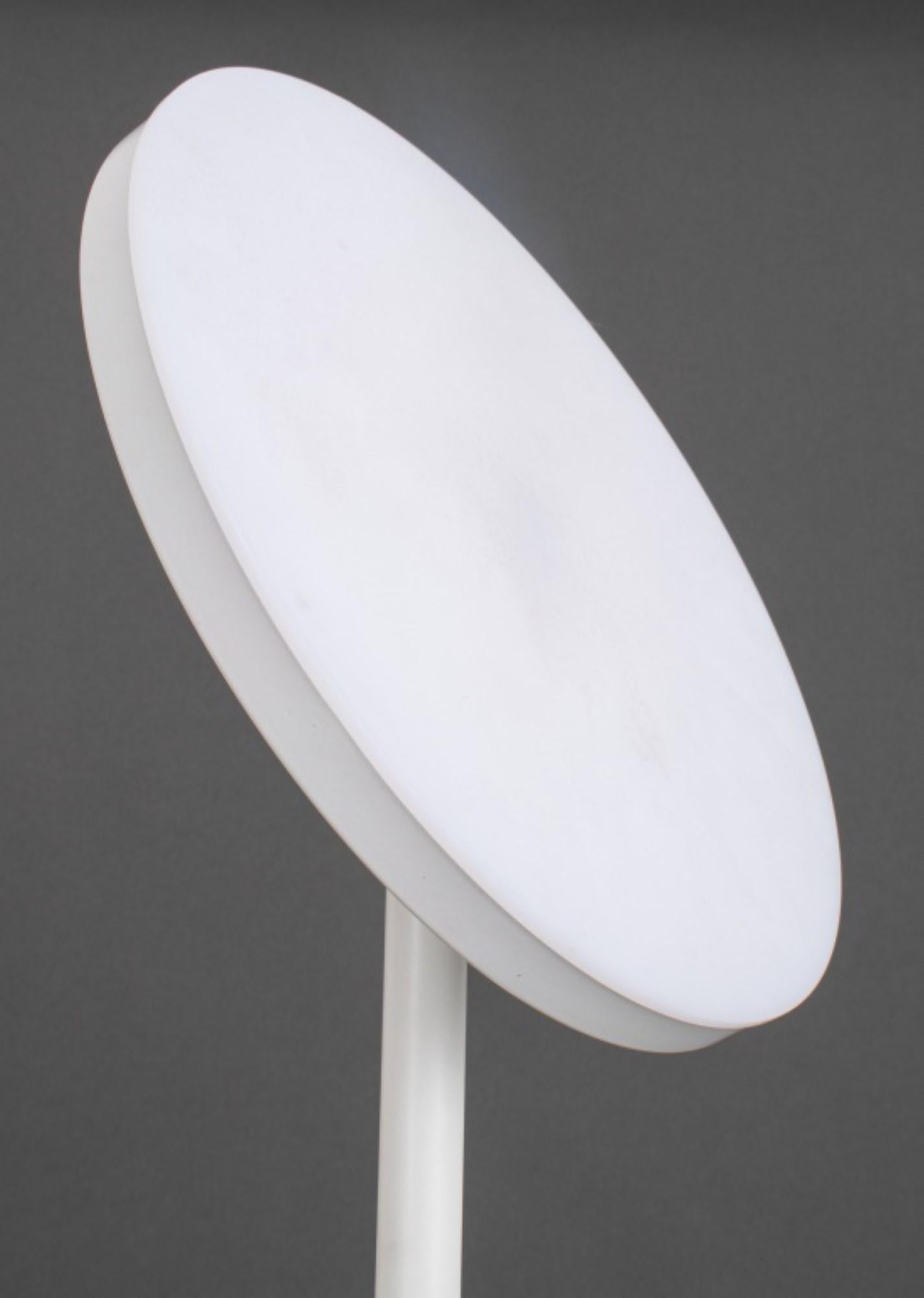 Die postmoderne LED-Stehleuchte in Weiß mit einem verstellbaren runden Licht,

 hat Abmessungen von 69,25