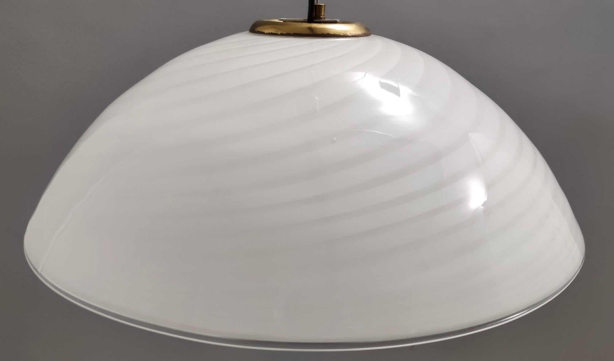 Ciondolo postmoderno regolabile in vetro di Murano bianco e ottone spazzolato di VeArt in vendita 4