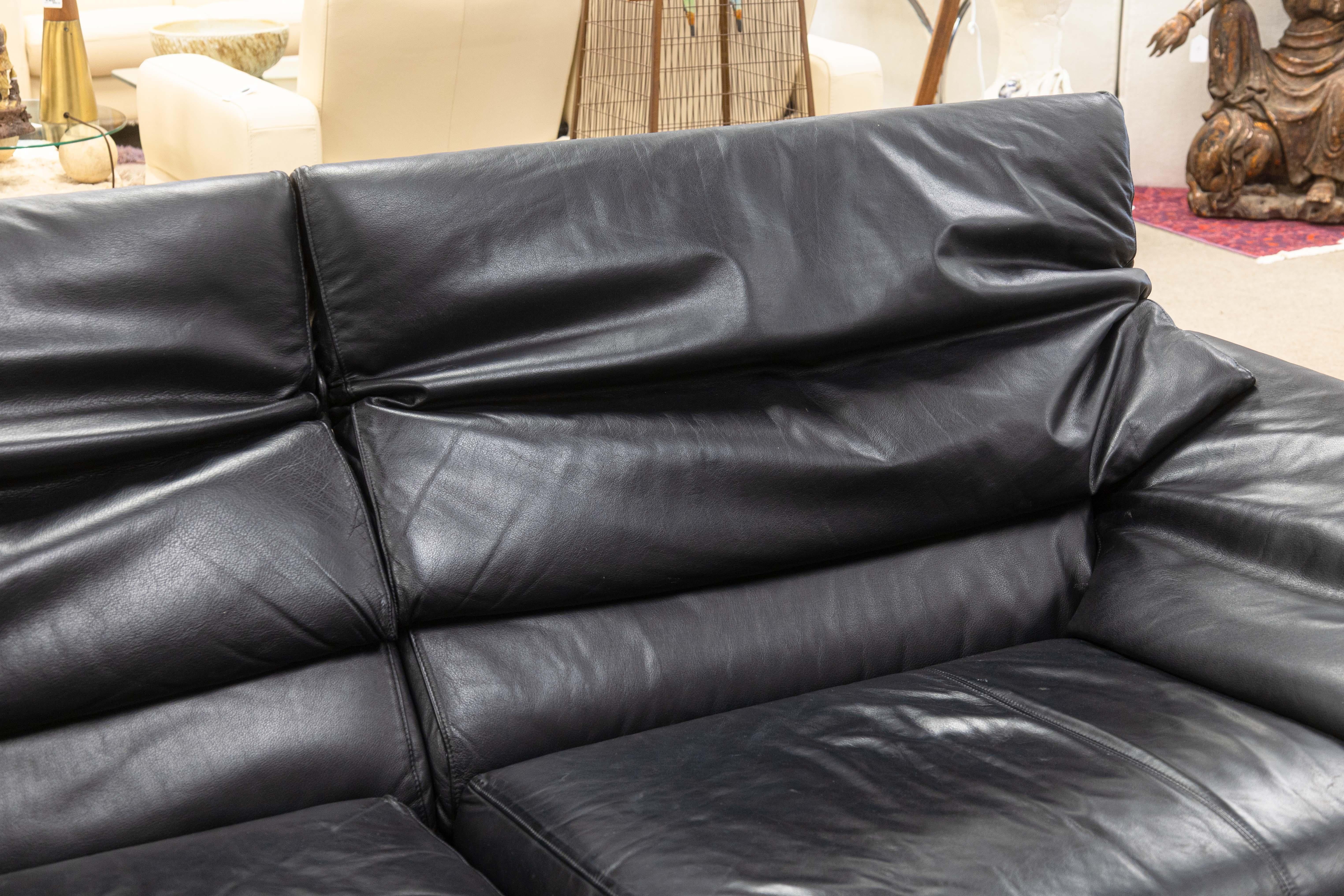 Loveseat posmoderno Alanda de cuero negro italiano por Paola Pive para B&B Italia Posmoderno en venta
