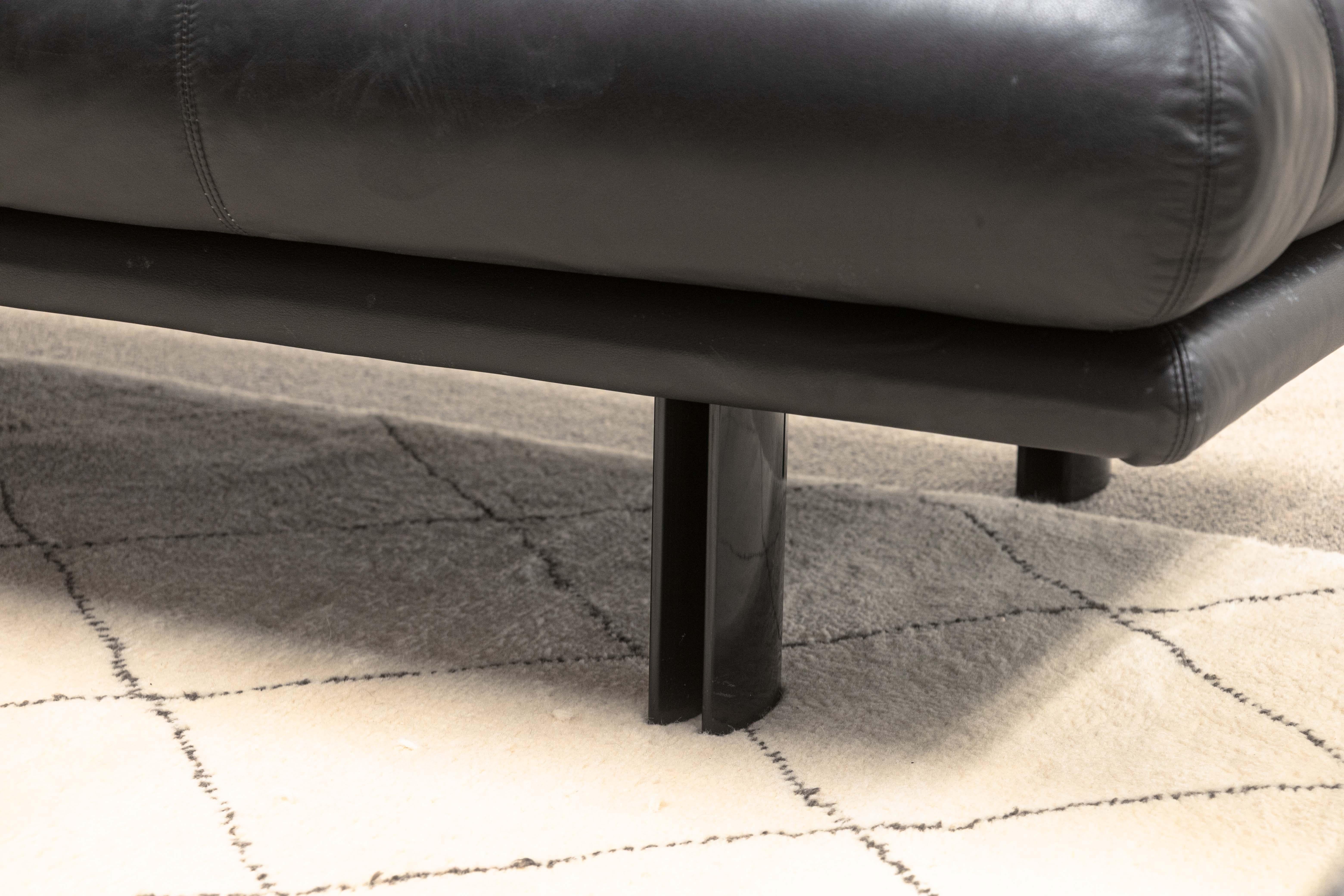 Loveseat posmoderno Alanda de cuero negro italiano por Paola Pive para B&B Italia finales del siglo XX en venta
